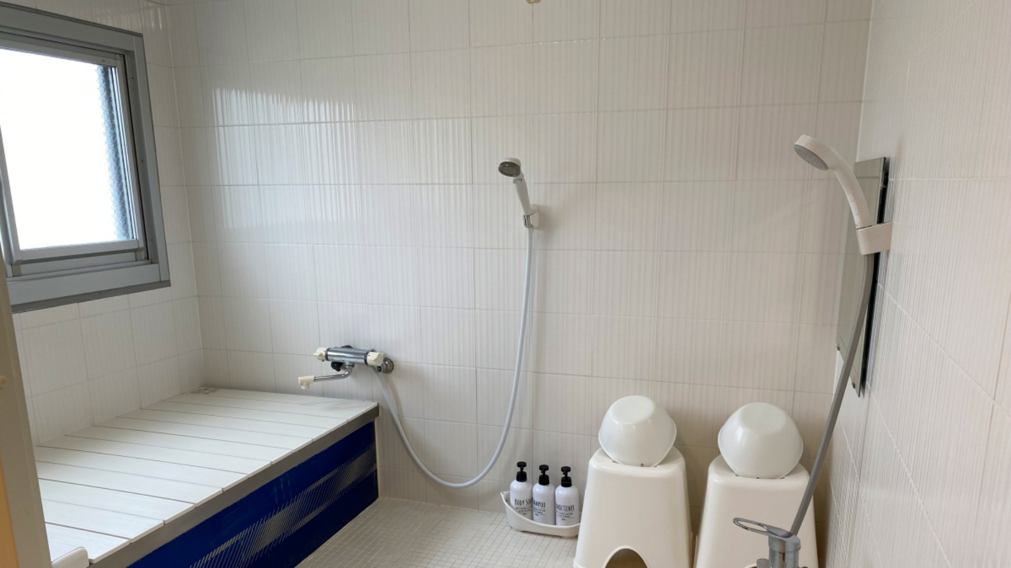 【館内一例】24時間ご利用OK・貸切式の共同浴場です。広めの造りなのでお一人様はのびのびリラックス♪