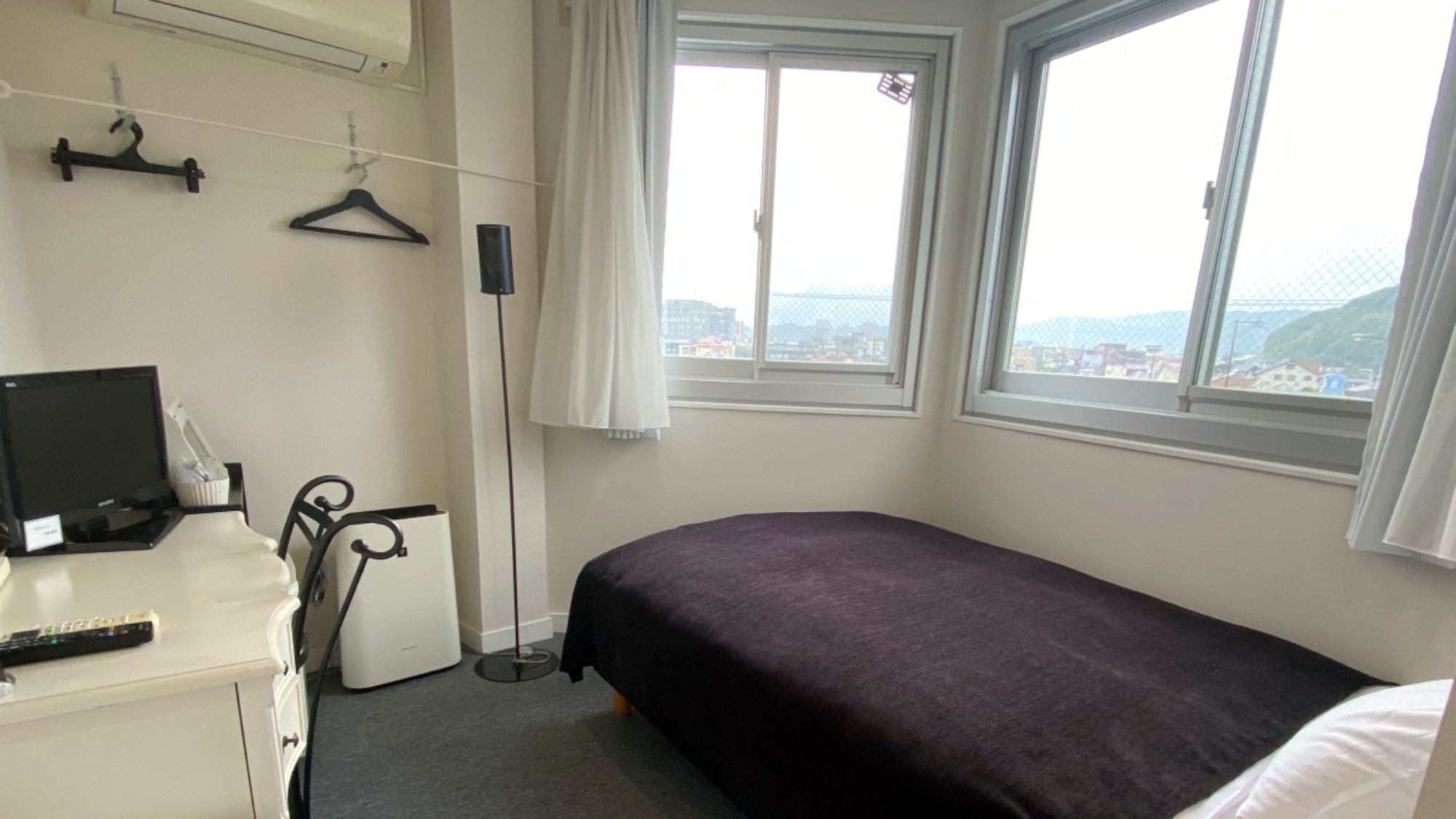 【4階禁煙シングル】最上階の角部屋です。シックな色合いとロココ調のテーブルがちょっぴりオシャレ。