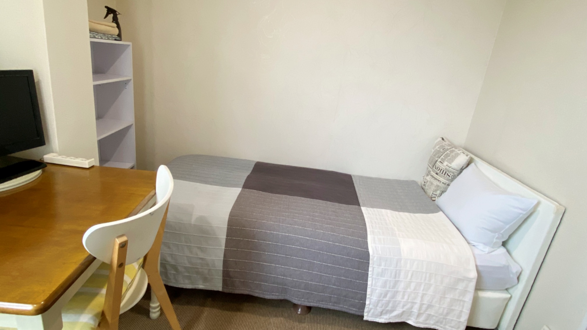 【3階喫煙シングル】喫煙OKのお部屋です。消臭剤も置いてありますのでご利用ください。