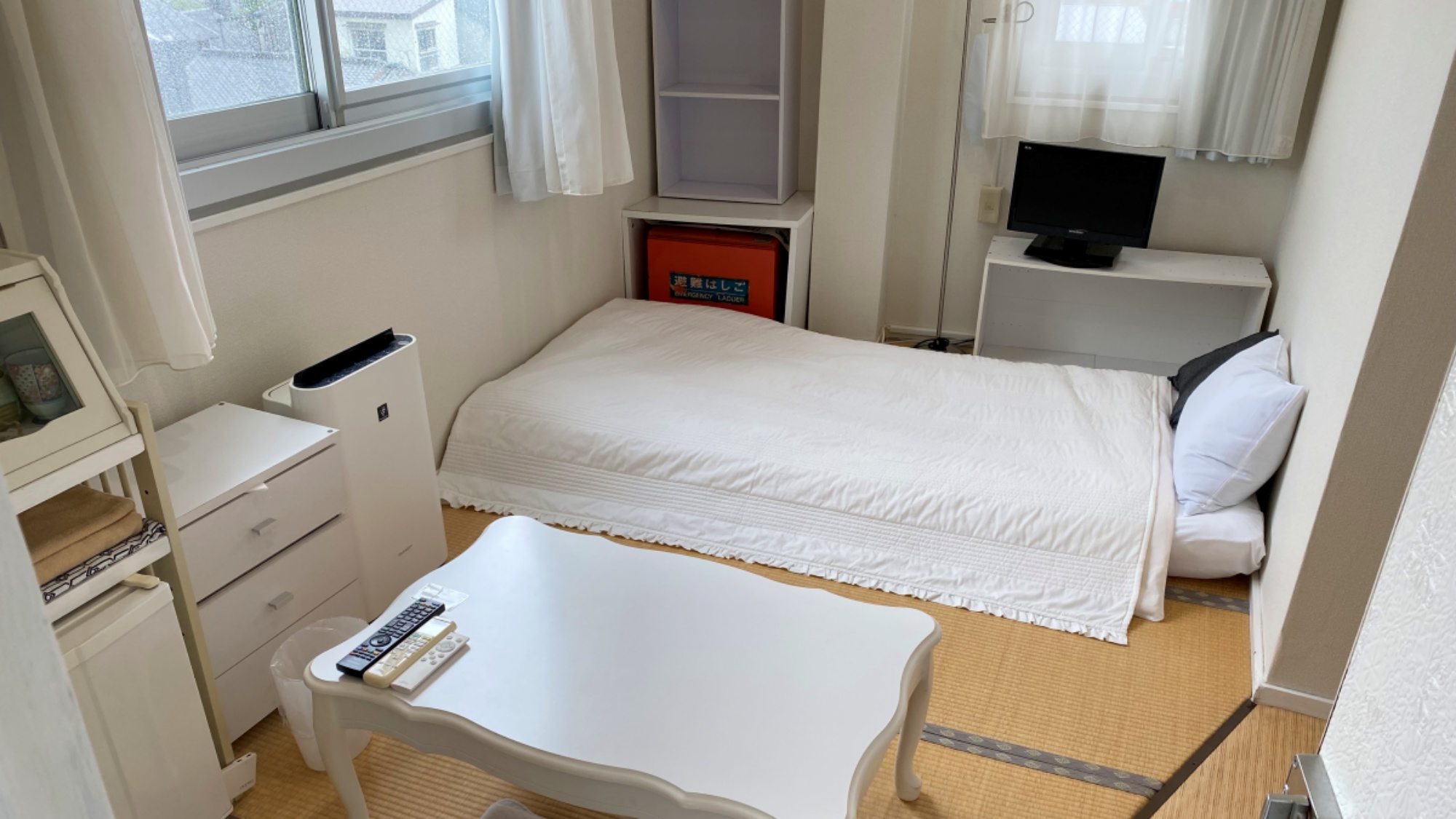 【4階喫煙和室】愛煙家の方にオススメ・4.5畳和室です。ちょっとした一人暮らし気分を味わえます◎