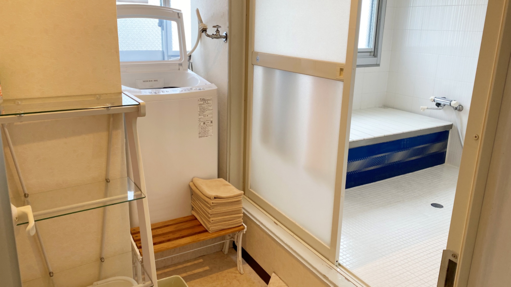 【館内一例】連泊の方にも嬉しい洗濯機を備えております。洗剤はフロントでご購入下さい。