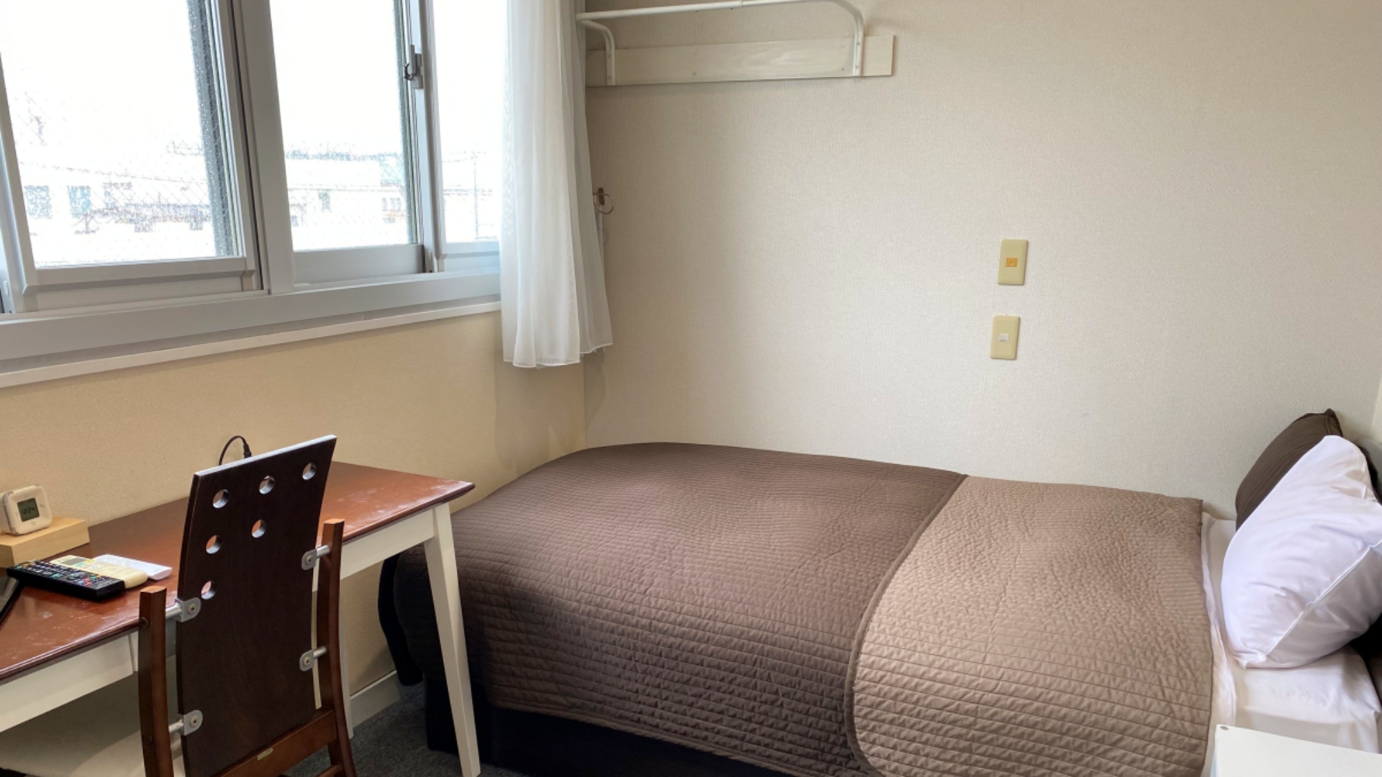 【4階禁煙シングル】落ち着いた色合いの客室で、ふかふかのベッドに包まれながらお休みください。