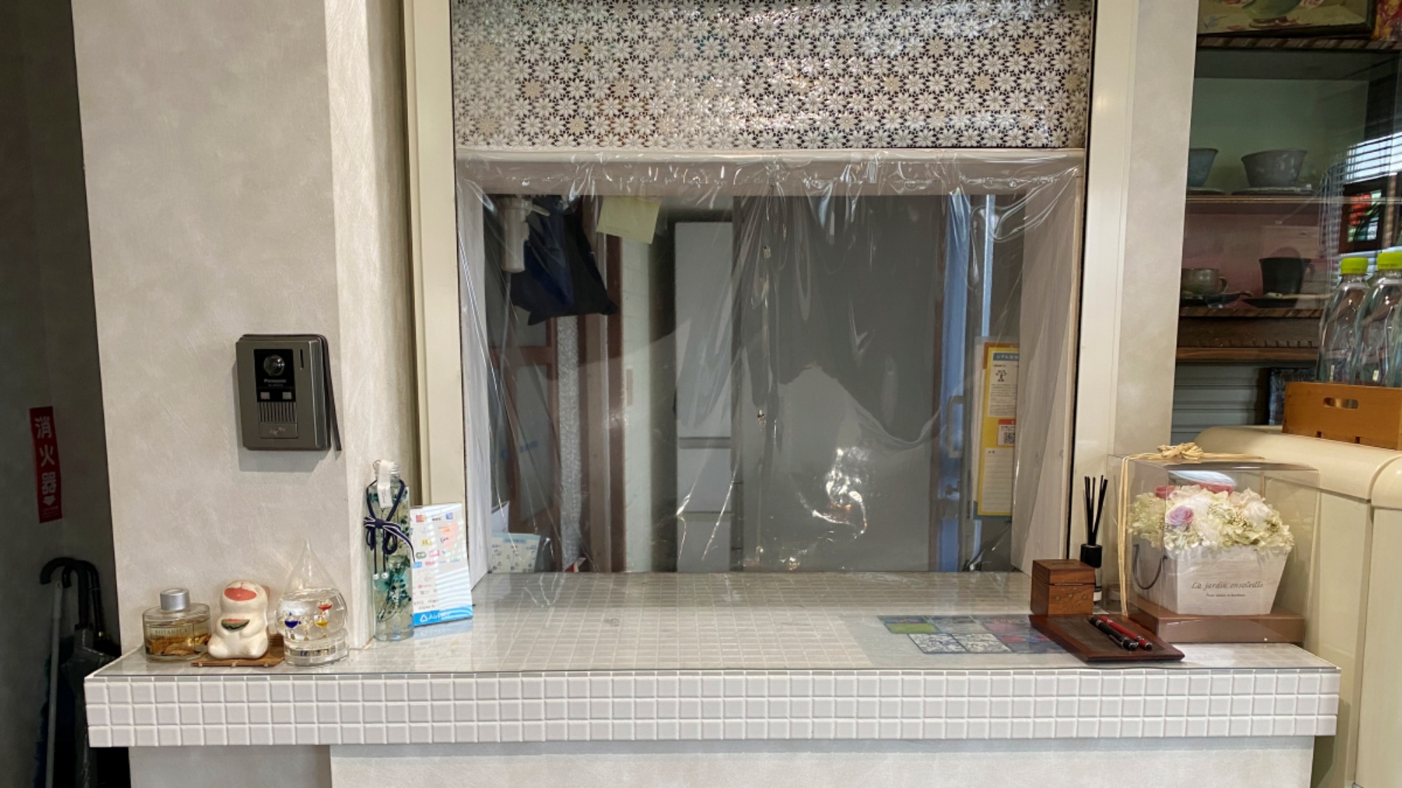 【館内一例】2Fのフロントです。チェックインなど、スタッフにご用の際はこちらまでどうぞ。