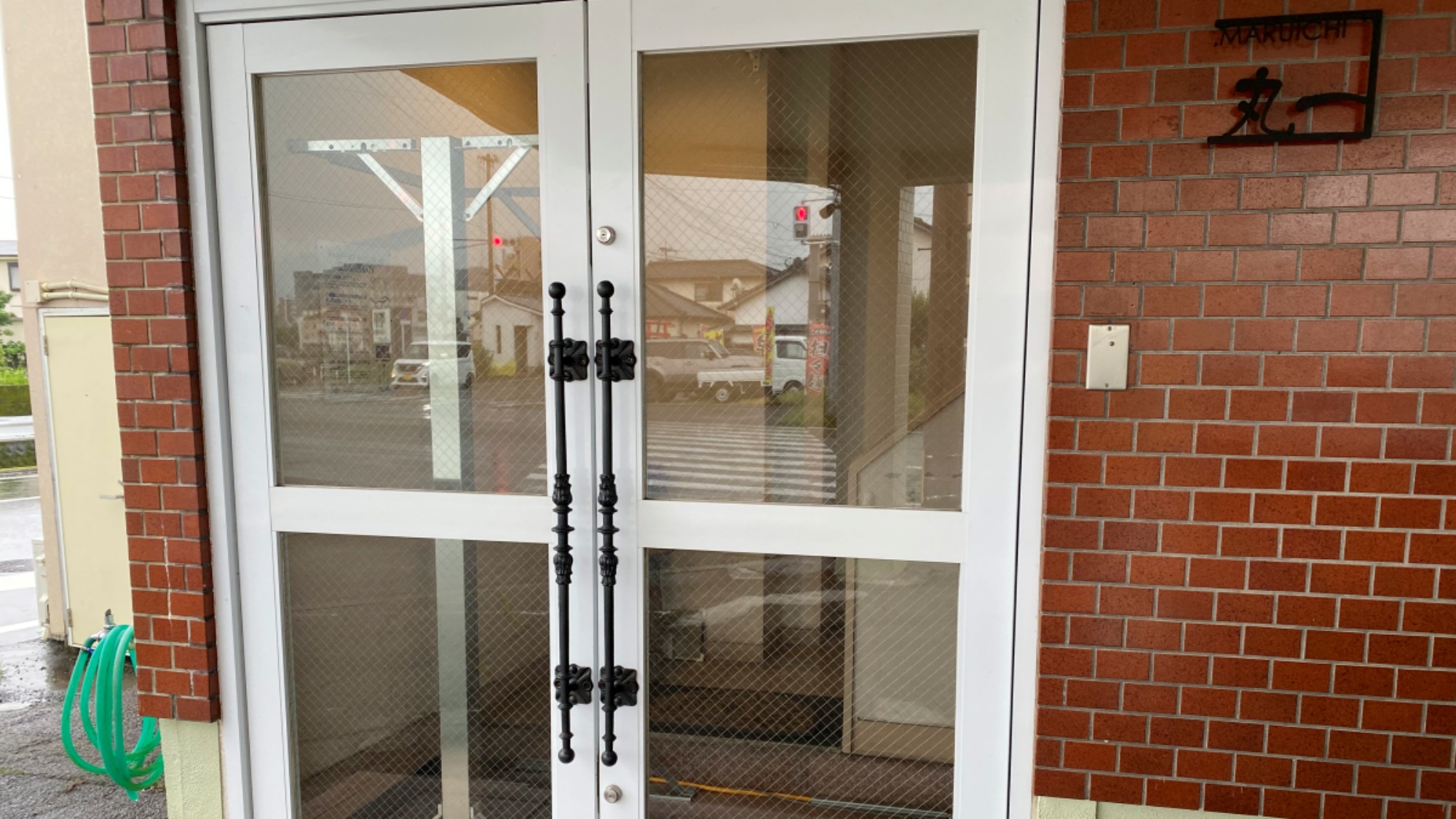 【外観】玄関はこちらです。1Fより2Fのフロントまでお越しください。※階段のみとなっております