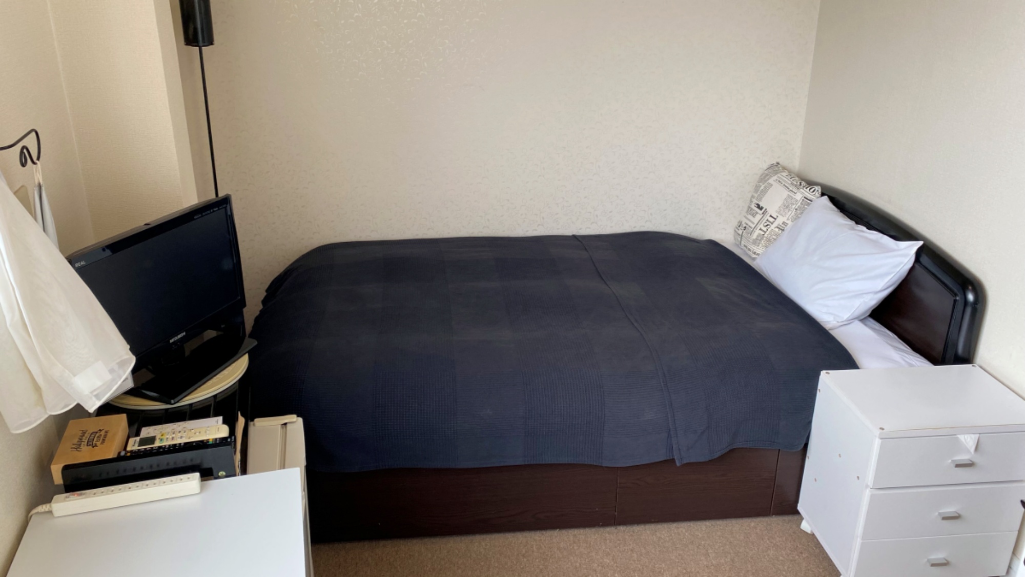 【4階喫煙シングル】愛煙家の方にオススメの喫煙客室。消臭剤も置いてますのでご利用ください！