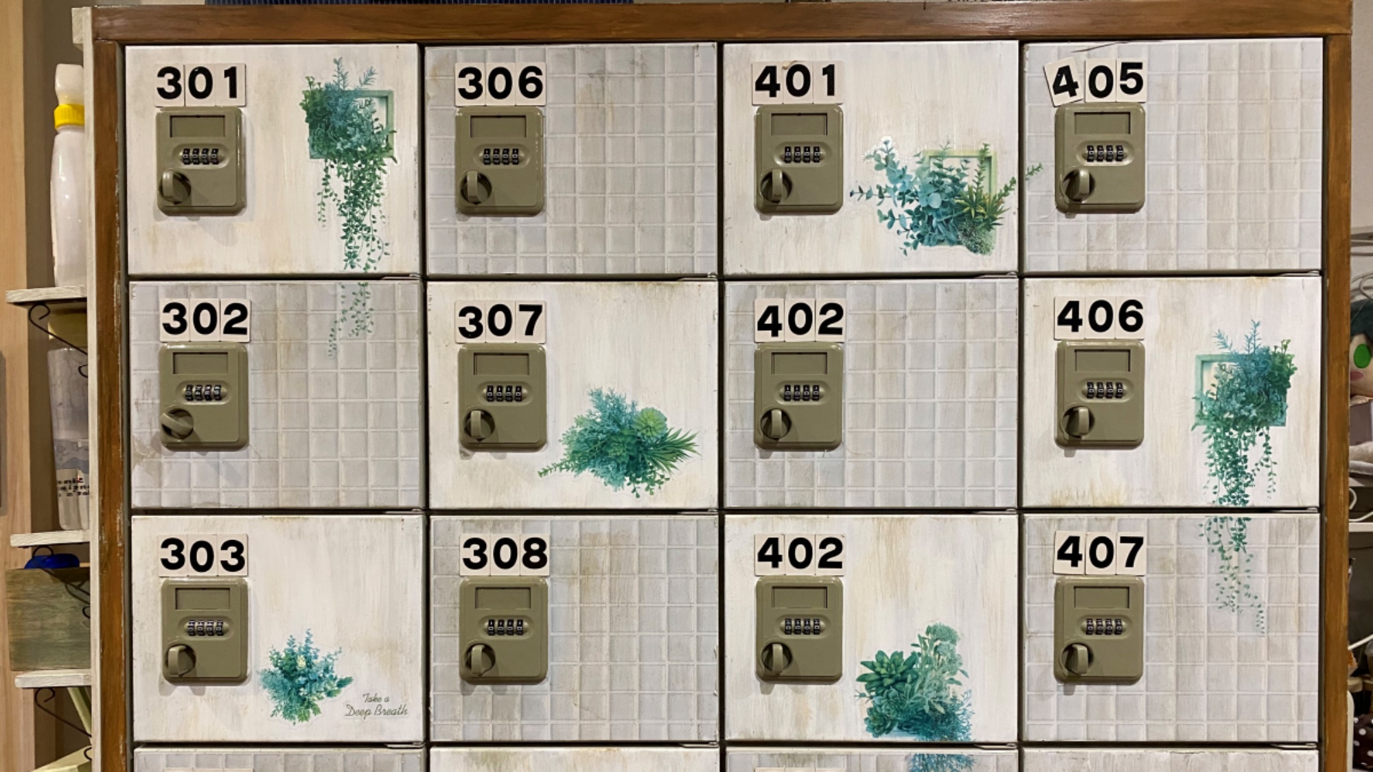 【館内一例】靴はこちらのシューズロッカーにお入れください。