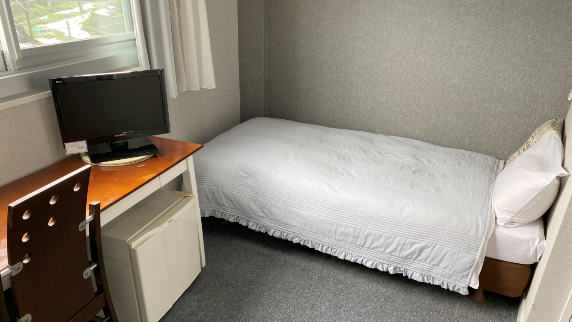 【4階禁煙シングル】家具や壁紙はお部屋ごとに異なります。どのお部屋になるかは当日のお楽しみ！