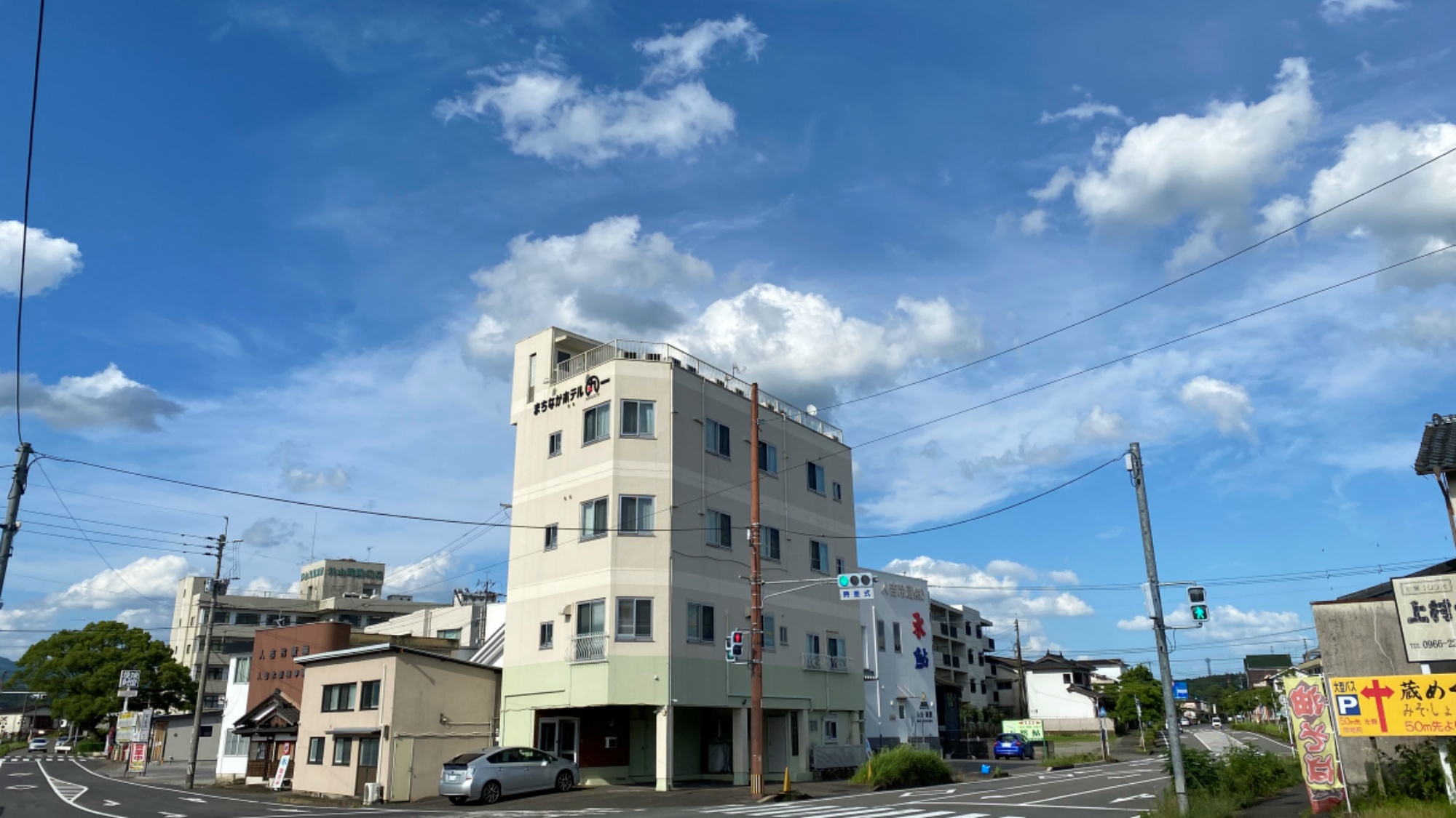 【外観】山田川沿いに位置する、ビジネスにも観光にも適した立地のホテルです。