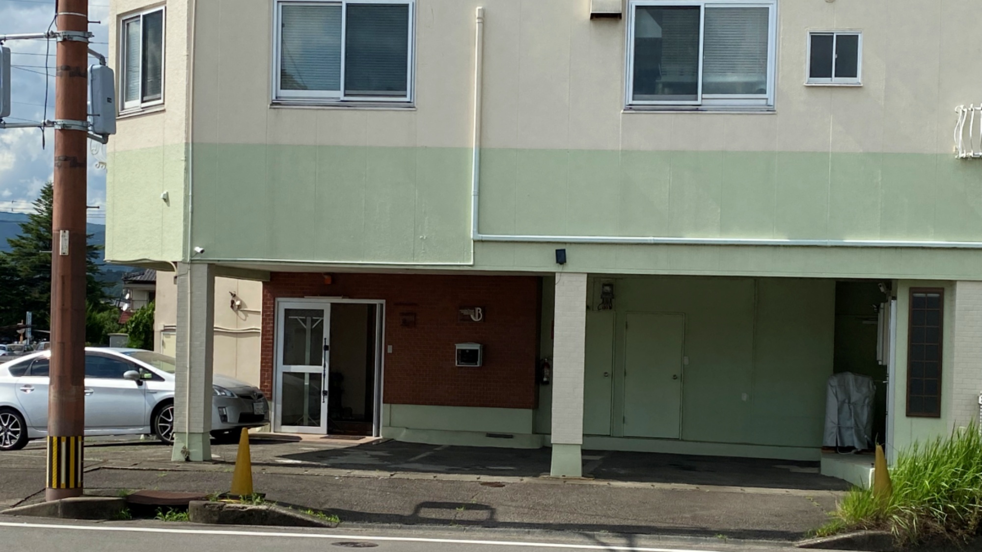 【駐車場】当館1階の駐車場スペースは自転車・バイク・お子様連れのお客様を優先させていただいております