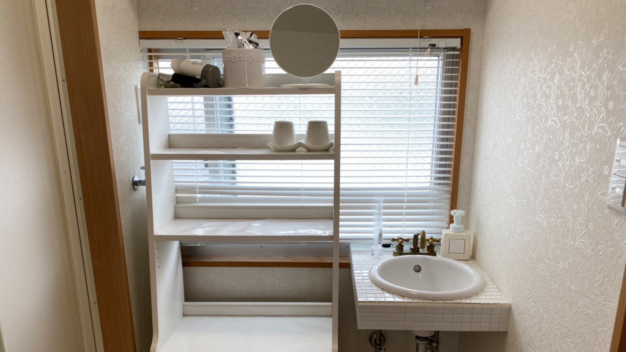 【1階禁煙二間和室】洗面所も完備。就寝前の準備や朝の身だしなみはこちらでどうぞ！