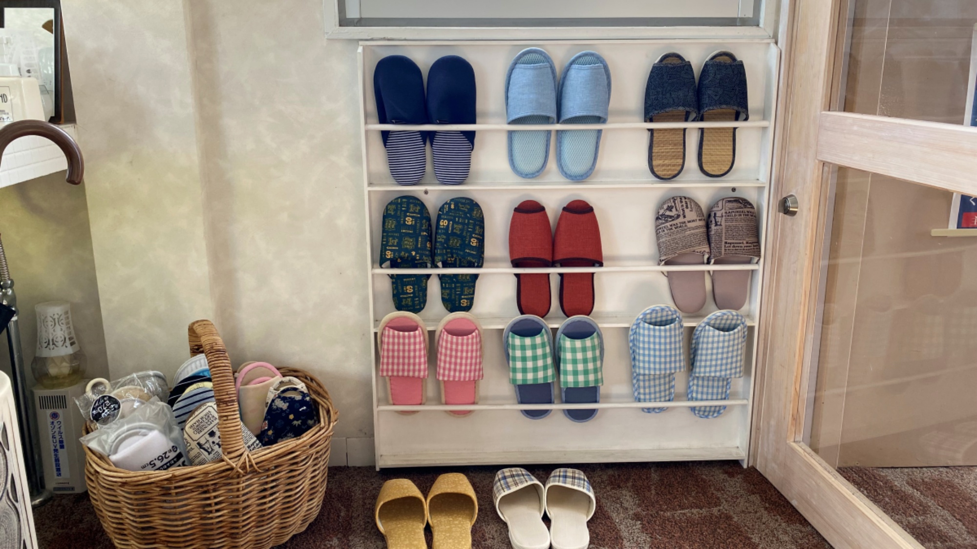 【館内一例】館内の移動はこちらのスリッパをご利用ください。お好きな柄を是非♪