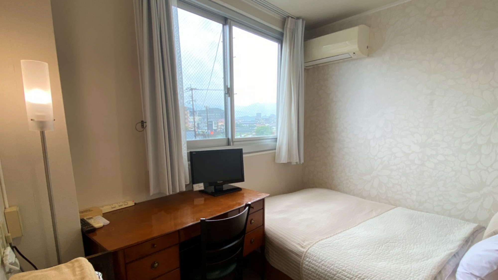 【3階禁煙シングル】白を基調とした落ち着きある洋室。3・4階までは階段をご利用いただきます。