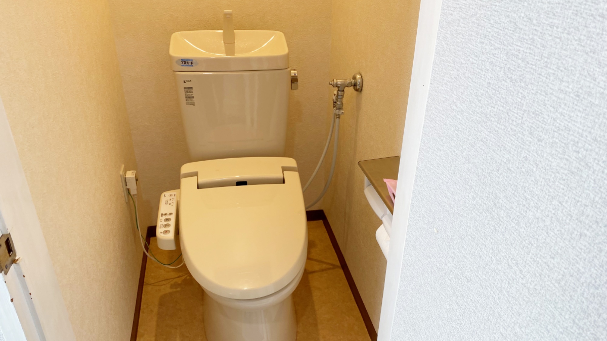【4階客室共通】あると嬉しい洗浄機付トイレのついた客室です。お風呂は共同浴場をご利用ください。