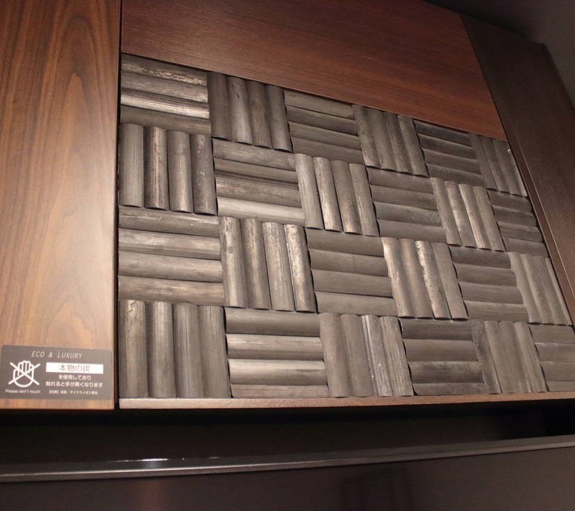 客室には消臭効果のある「炭」を設置しております