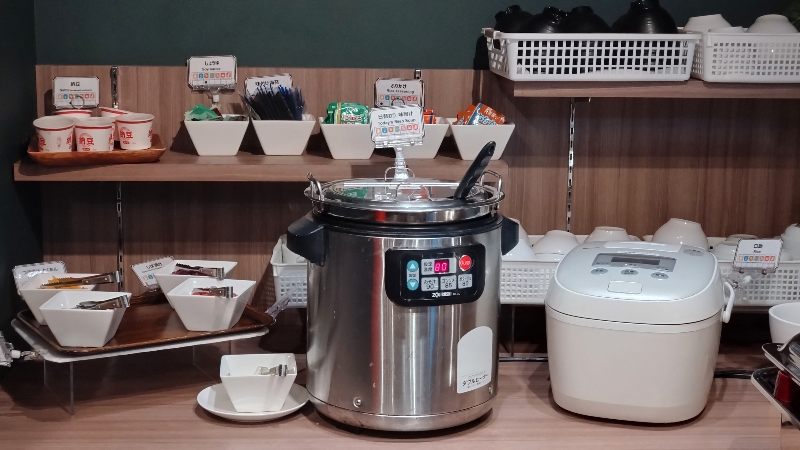 ごはん、お味噌汁、お漬物もそろっています