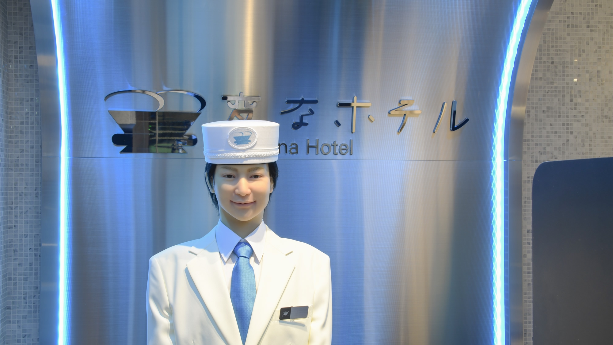変なホテル初の男性型ロボット！