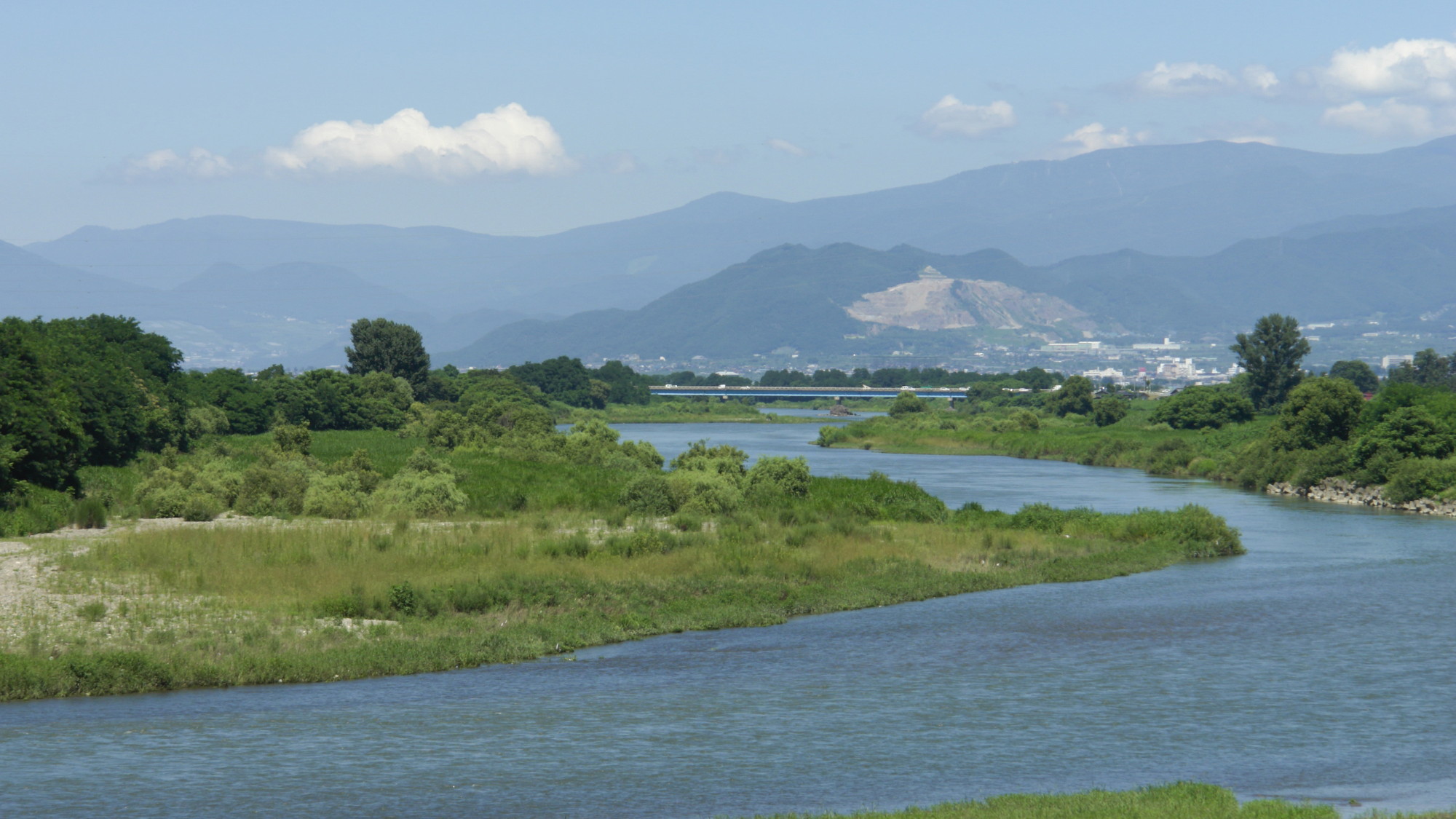 穏やかな流れの千曲川(写真提供：長野県観光機構)