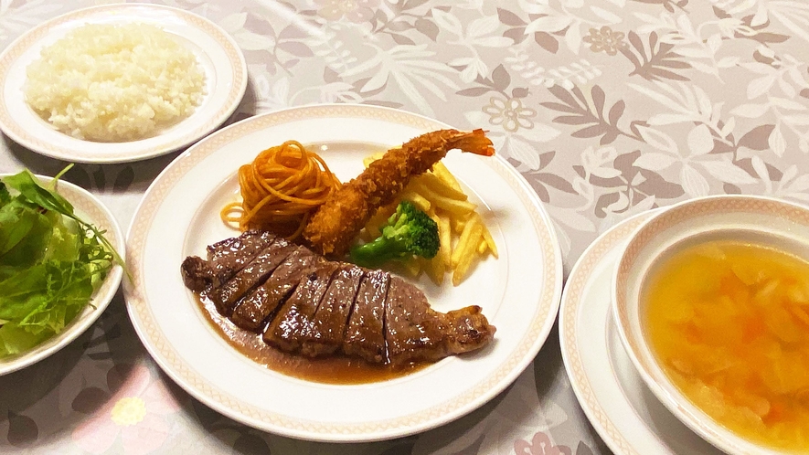 *夕食一例／メイン料理は日毎に異なります