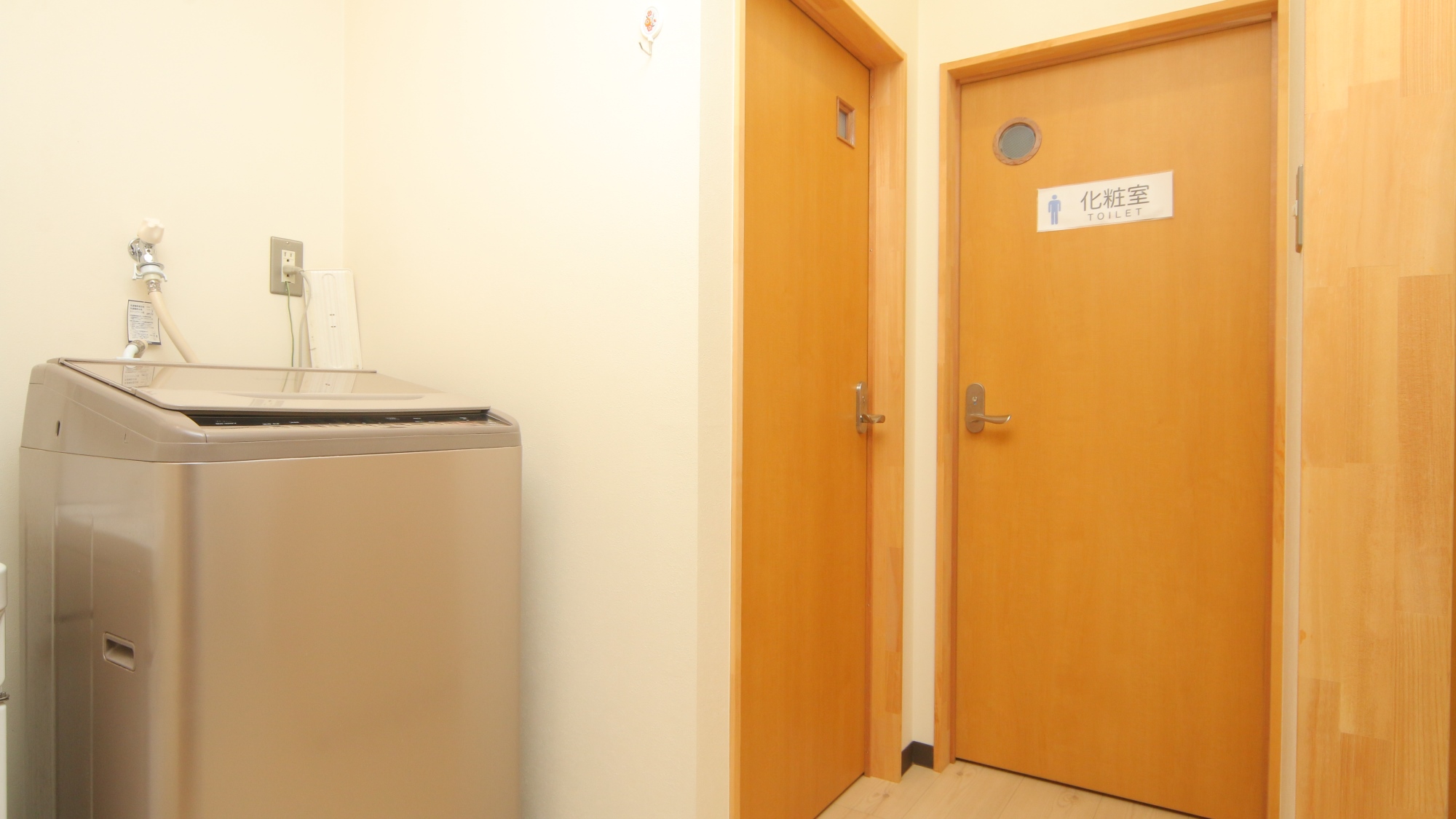 洗濯機とトイレです。独立洗面台もあります。