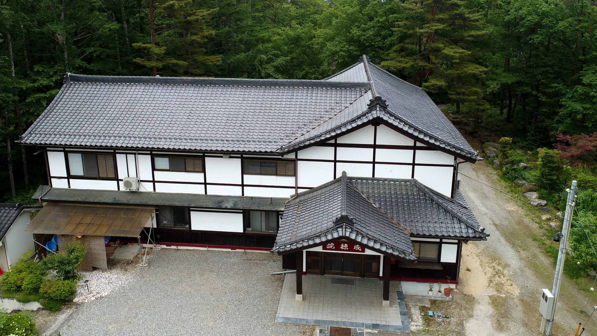 上空から見た当館です。