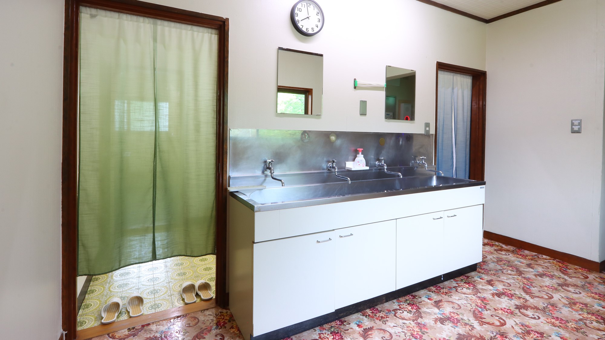 二階トイレ前洗面台