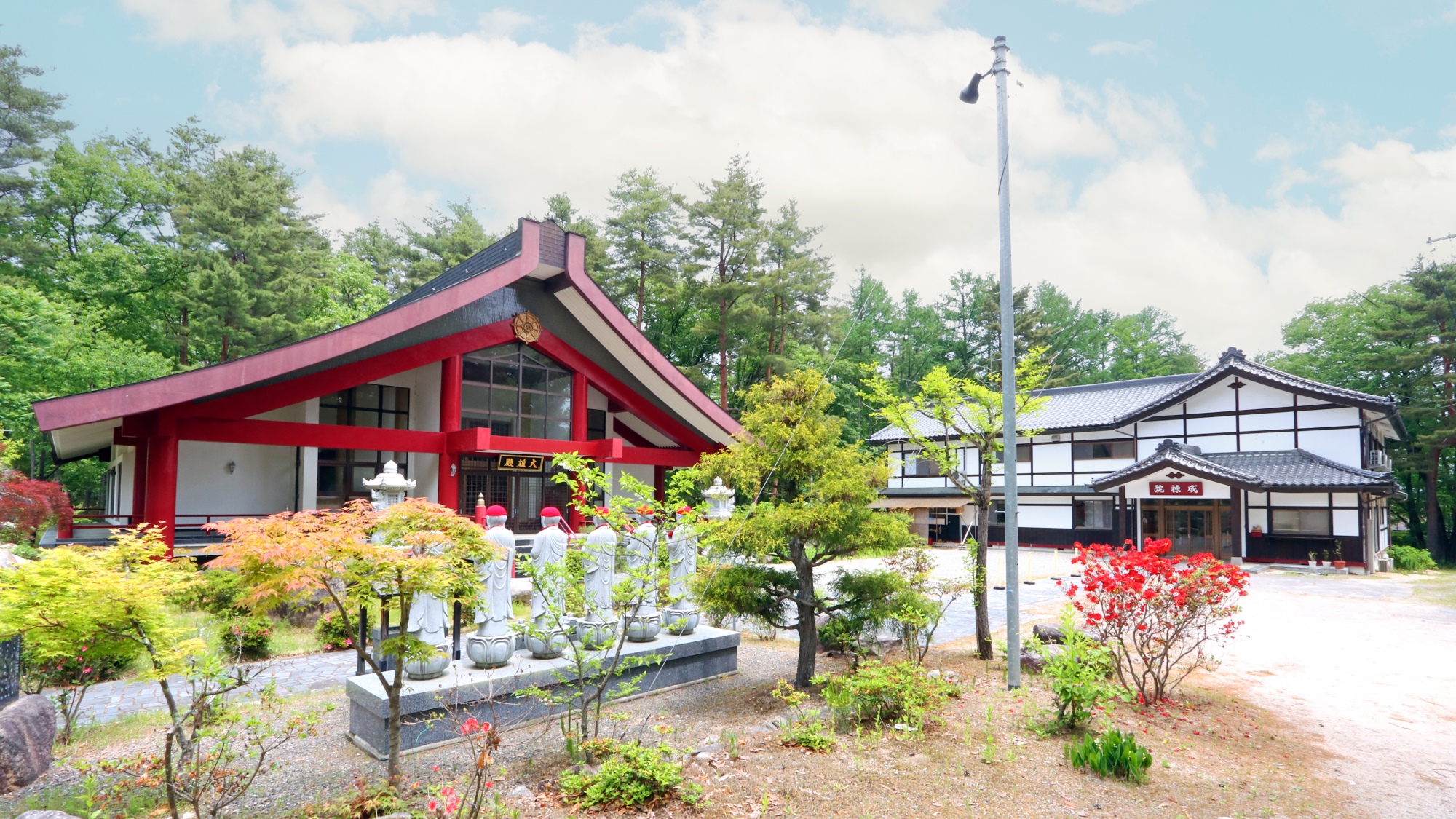 本堂大雄殿と宿坊成穂院