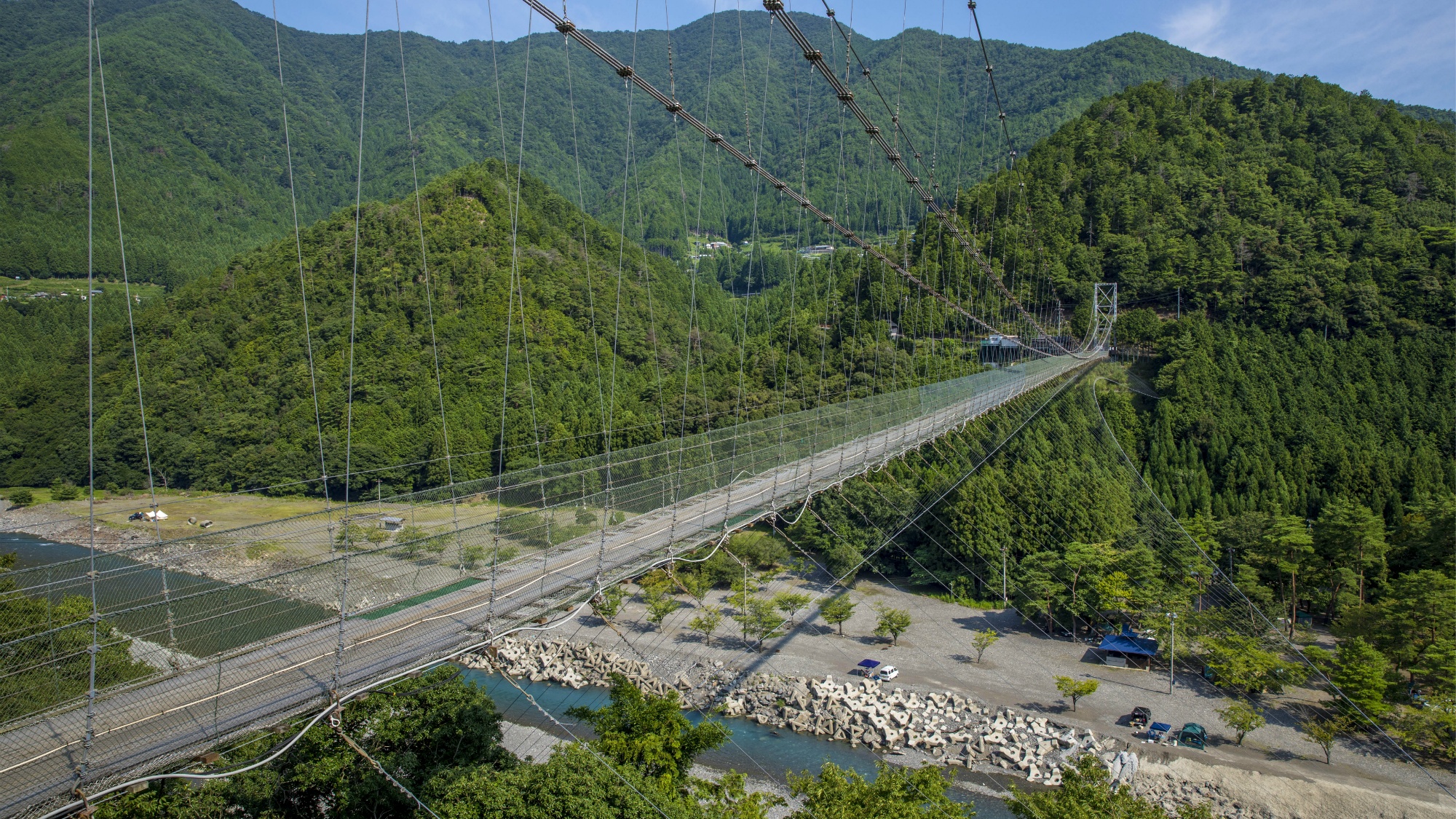 【谷瀬の吊り橋】そびえ立つ深い山々に囲まれ、眼下には清澄な十津川（熊野川）が流れまさに絶景です！