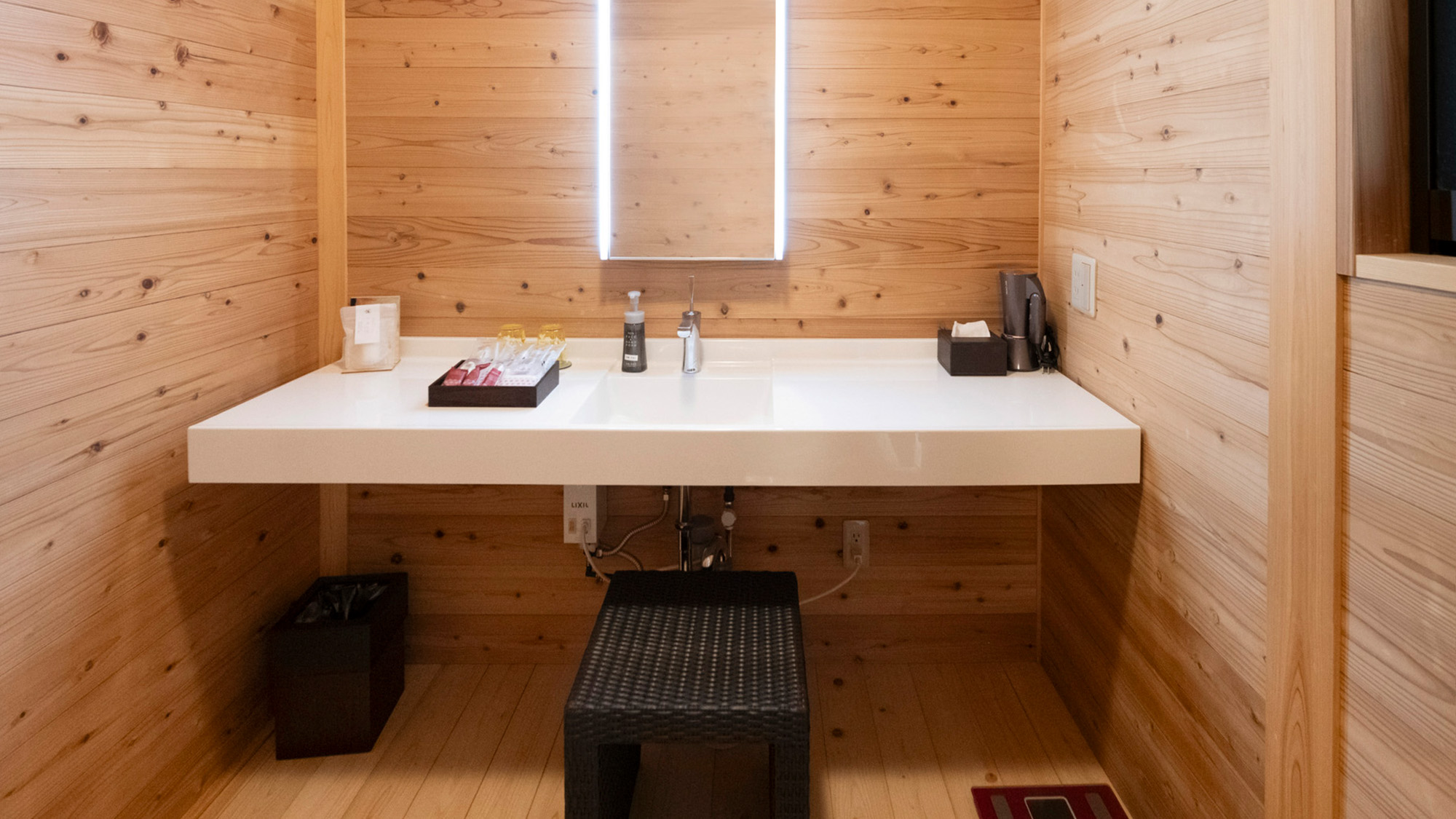 【和洋スイート】広々とした洗面フロアです。各種アメニティもご用意しております。