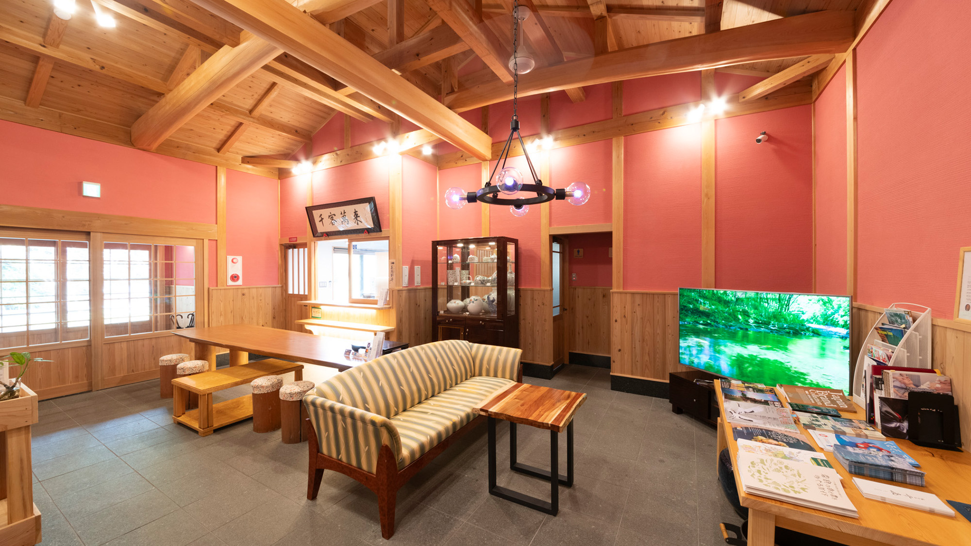 母屋のロビーにはお土産品、観光マップなど取り揃えております。