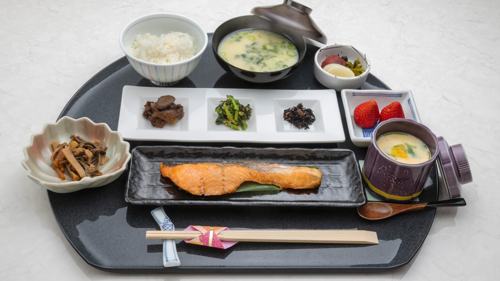 ご朝食一例：体にやさしい和朝食をご用意いたします。