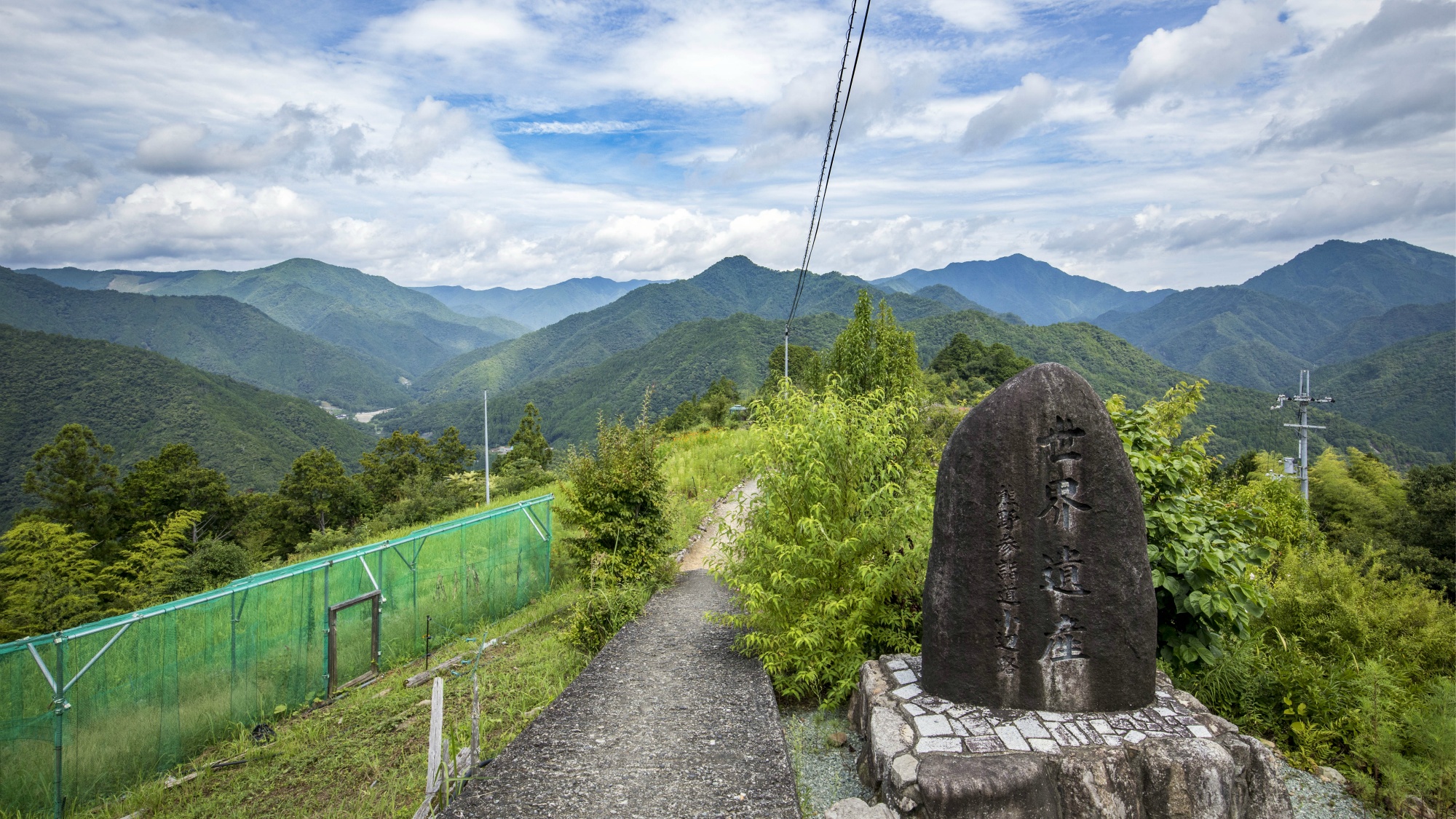 【果無集落】山脈を見渡す美しさから「天空の郷」と呼ばれており、のどかな暮らしに癒されるスポットです。