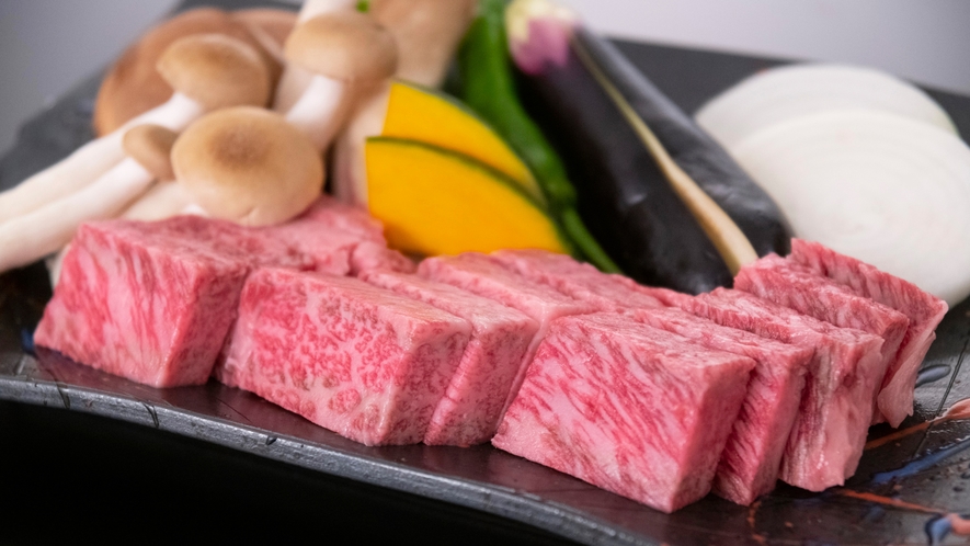 ご夕食一例：美熊野牛は口溶けがよく柔らかな肉質で濃厚な旨味の詰まった希少和牛です。