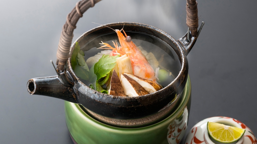 ご夕食一例：十津川産茸の土瓶蒸し。松茸シーズン以外もエリンギ・ぶなしめじ・椎茸など大好評の逸品。