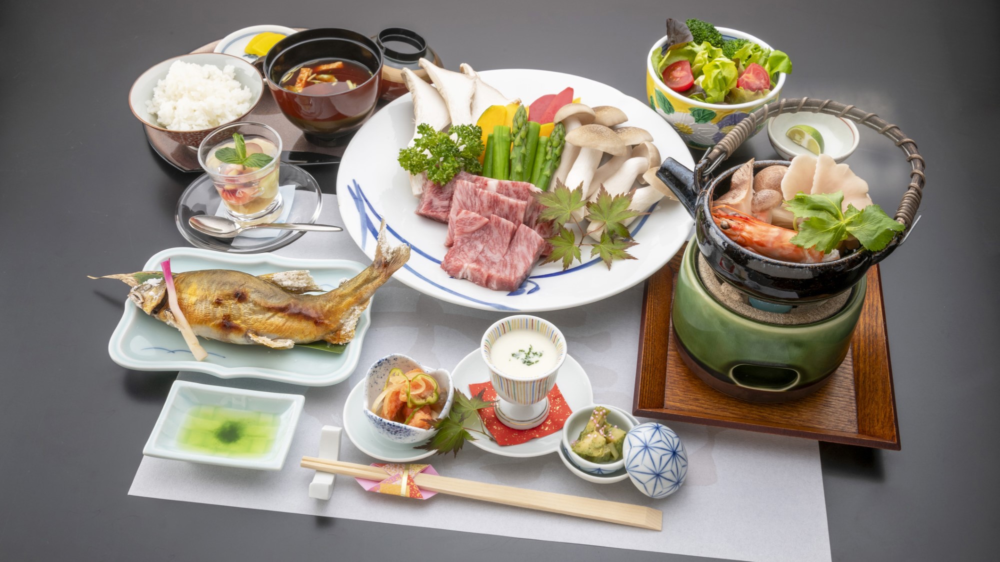 ご夕食一例：美熊野牛がメインのコース料理。その時々で最も美味しいものを、最も美味しい味わい方で。
