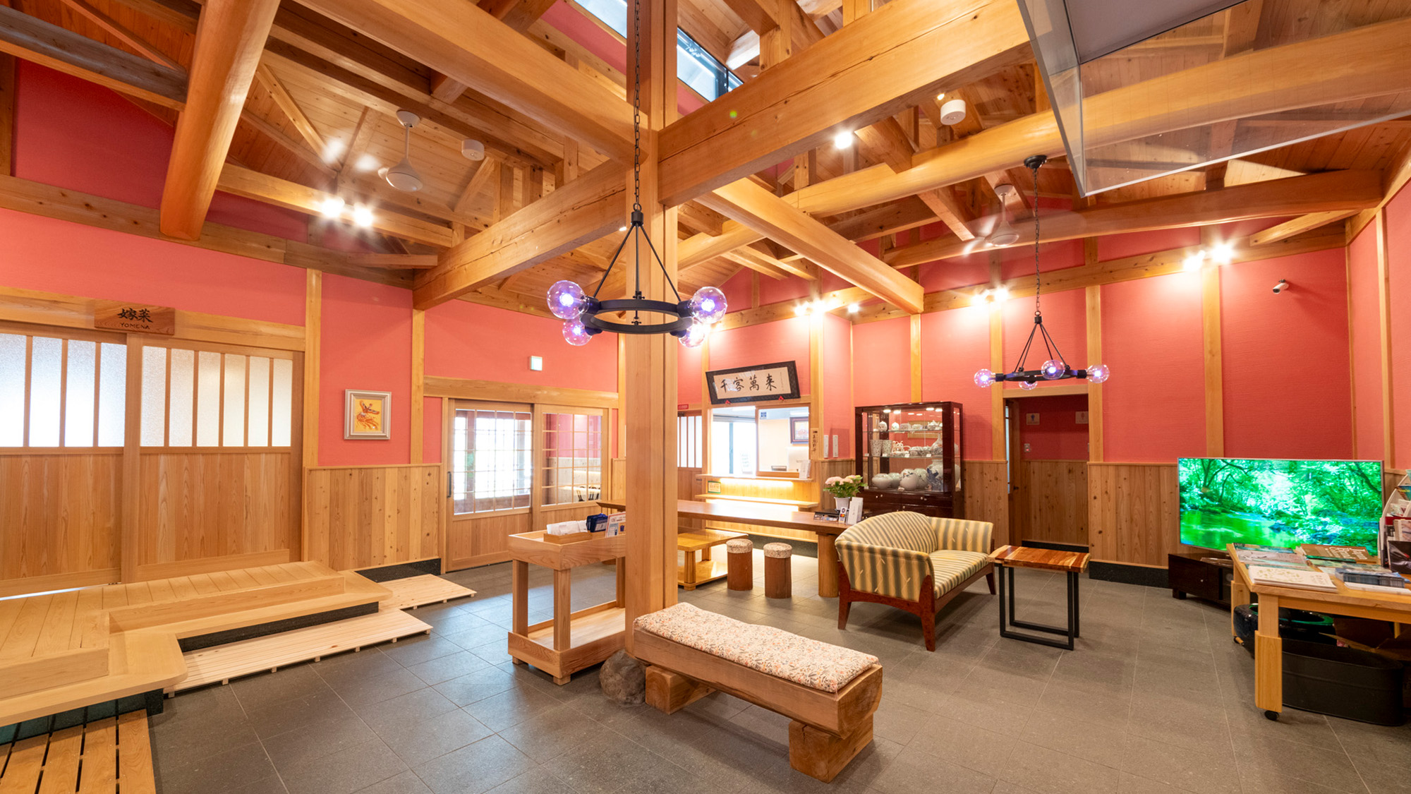 母屋のフロント・ロビーです。ご到着後・ご出発前のひと時もおくつろぎいただけます。