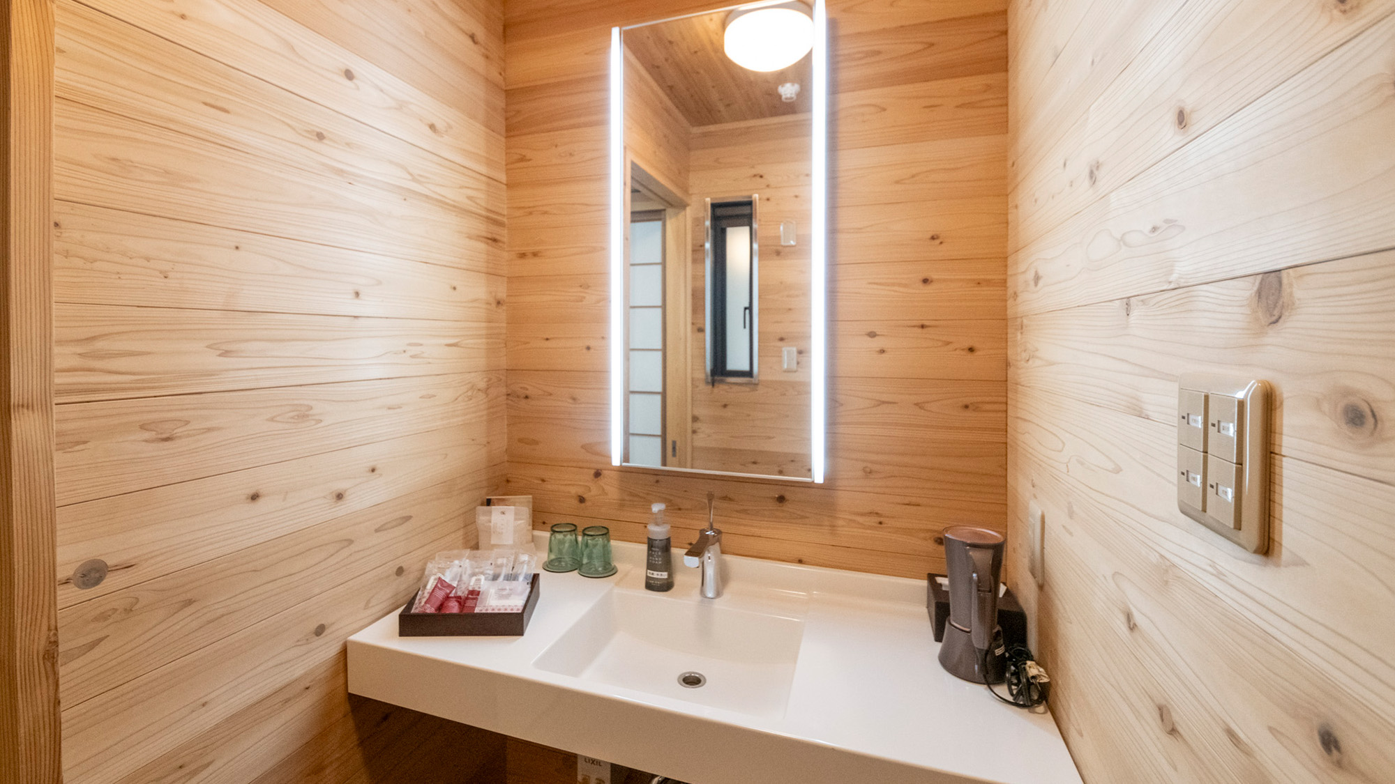 【和プレミアム】洗面フロアです。各種アメニティもご用意しております。