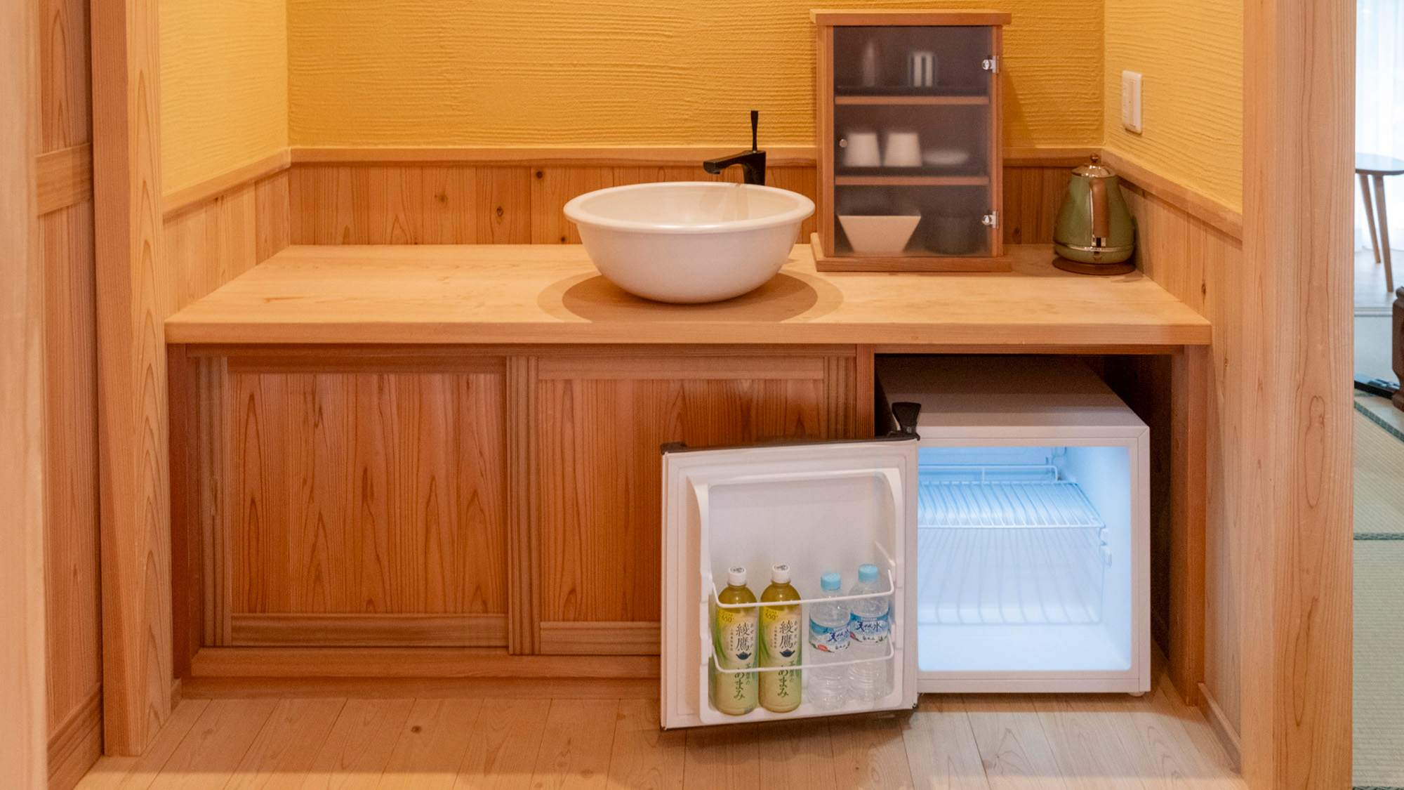 【和プレミアム】ミニキッチンです。お茶セットもご用意しております。