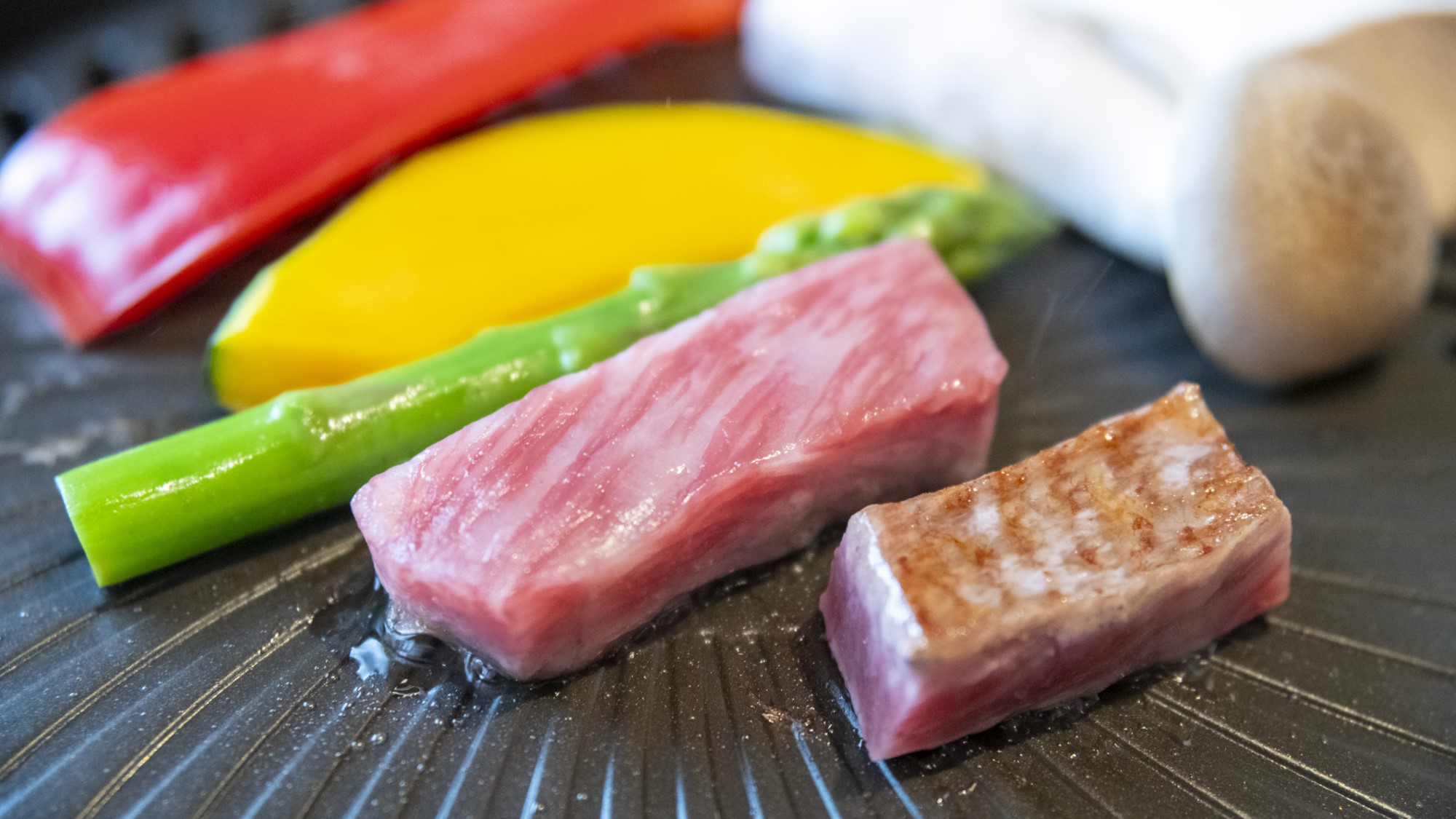 メイン一例：美熊野牛の鉄板焼き。とろける口溶けと濃厚な旨みをお愉しみいただけます。