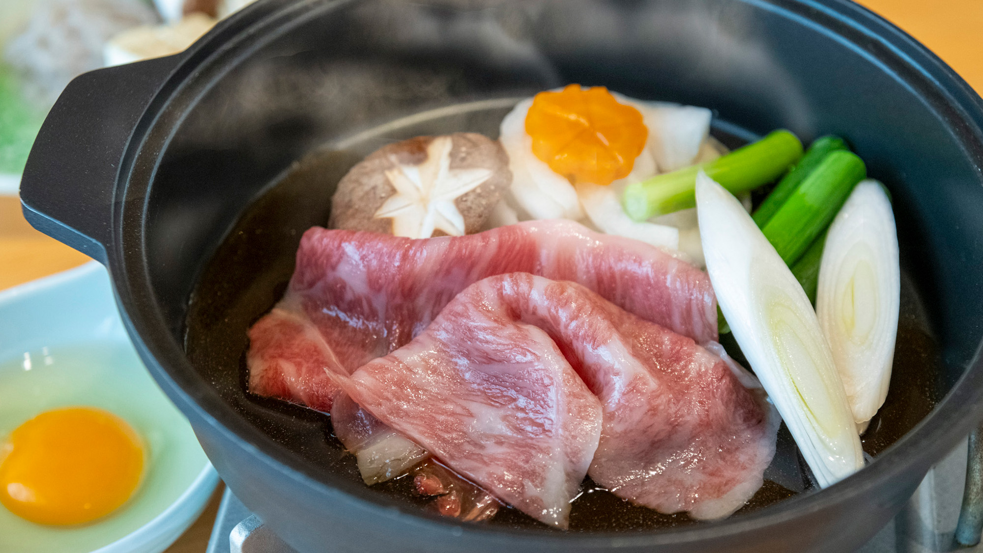 メイン一例：美熊野牛のすき焼き。季節や仕入れ状況に合わせ、その時々で最も美味しいものをご提供します。