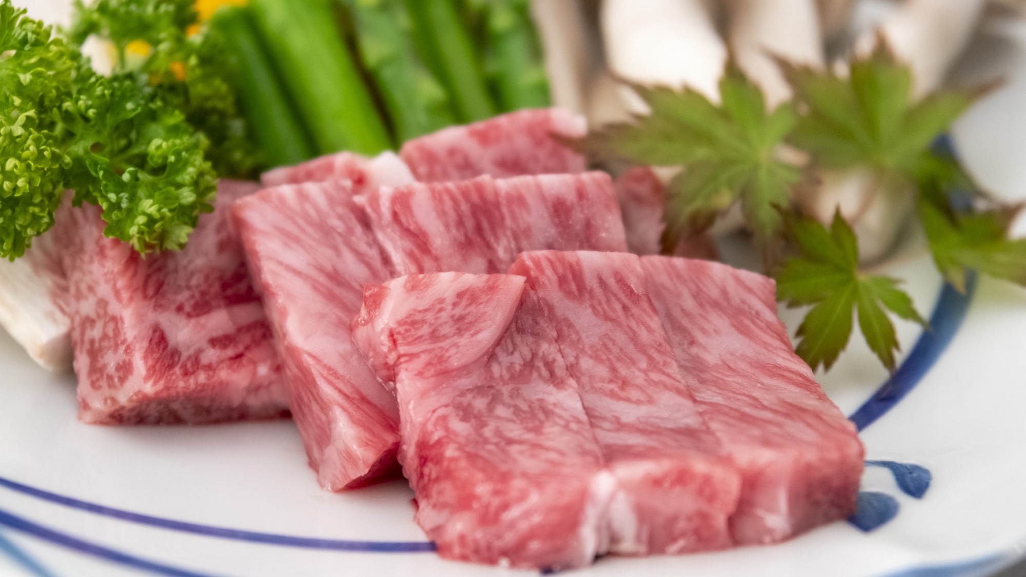 ご夕食一例：美熊野牛は口溶けがよく柔らかな肉質で濃厚な旨味の詰まった希少和牛です。