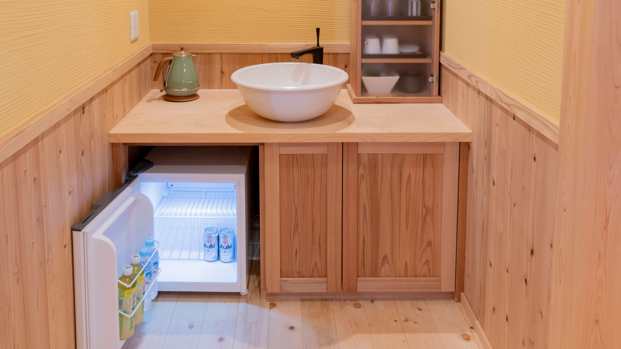 【和洋スイート】ミニキッチンです。お茶セットもご用意しております。