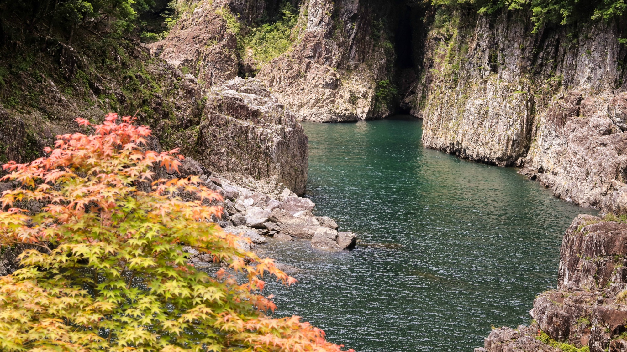 【瀞峡】荒々しく切り立つ断崖と巨岩、静かな深い瀞の水は神秘的に澄みわたり不思議と心が落ち着きます
