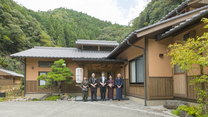 1000坪の敷地に、わずか9室の離れの贅沢なお宿です。皆様のご来館心よりお待ちしております。