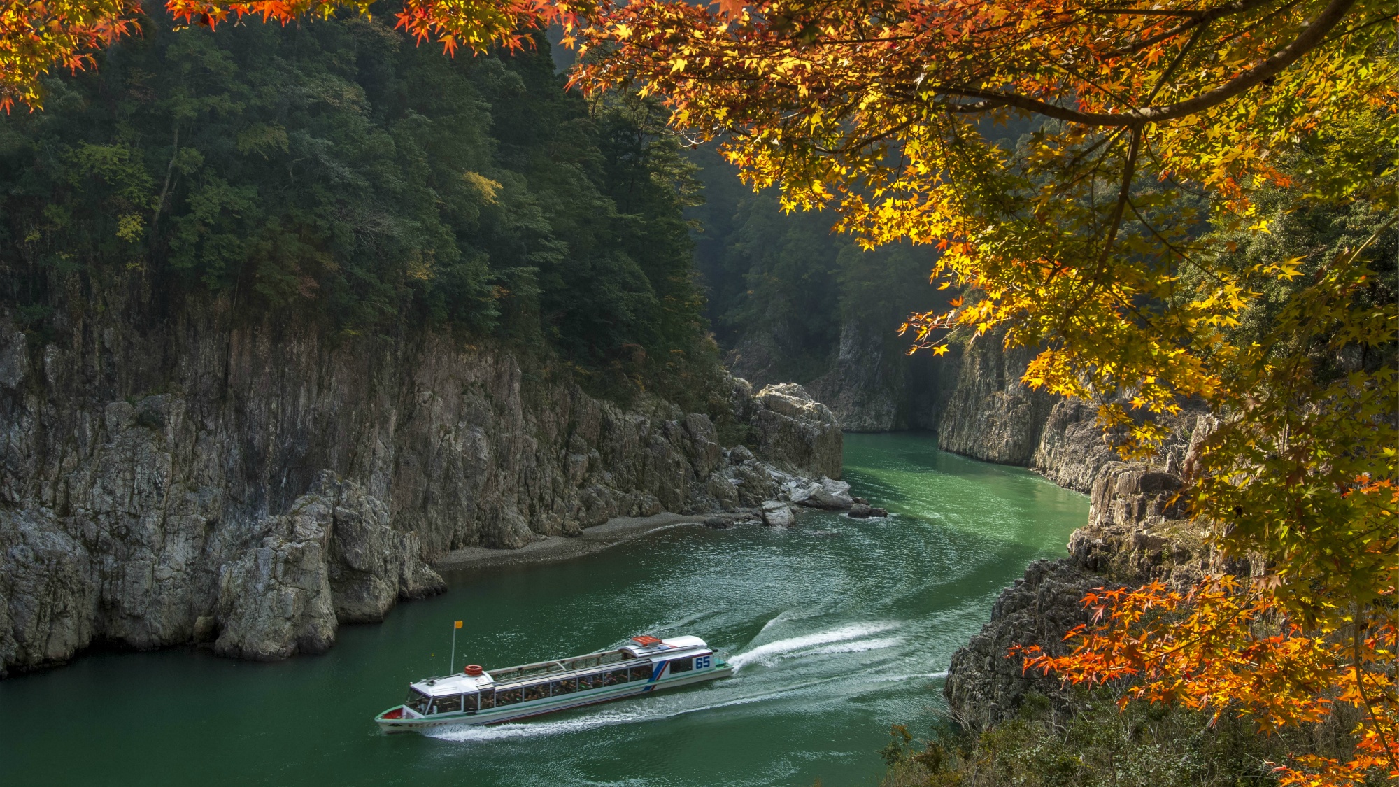 【瀞峡】荒々しく切り立つ断崖と巨岩、静かな深い瀞の水は神秘的なに澄みわたり不思議と心が落ち着きます