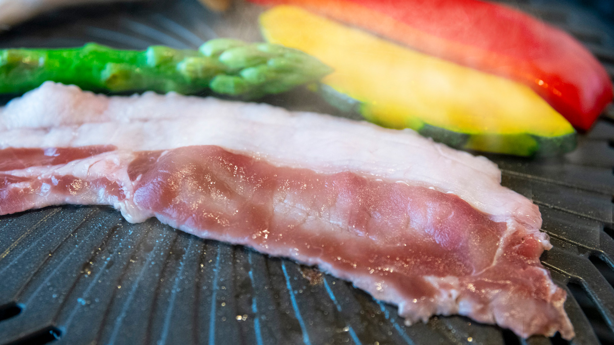 ジビエ一例：当館で取り扱う猪肉はクセや臭みがなくて食べやすく、濃厚な旨みが愉しめると評判の逸品です。