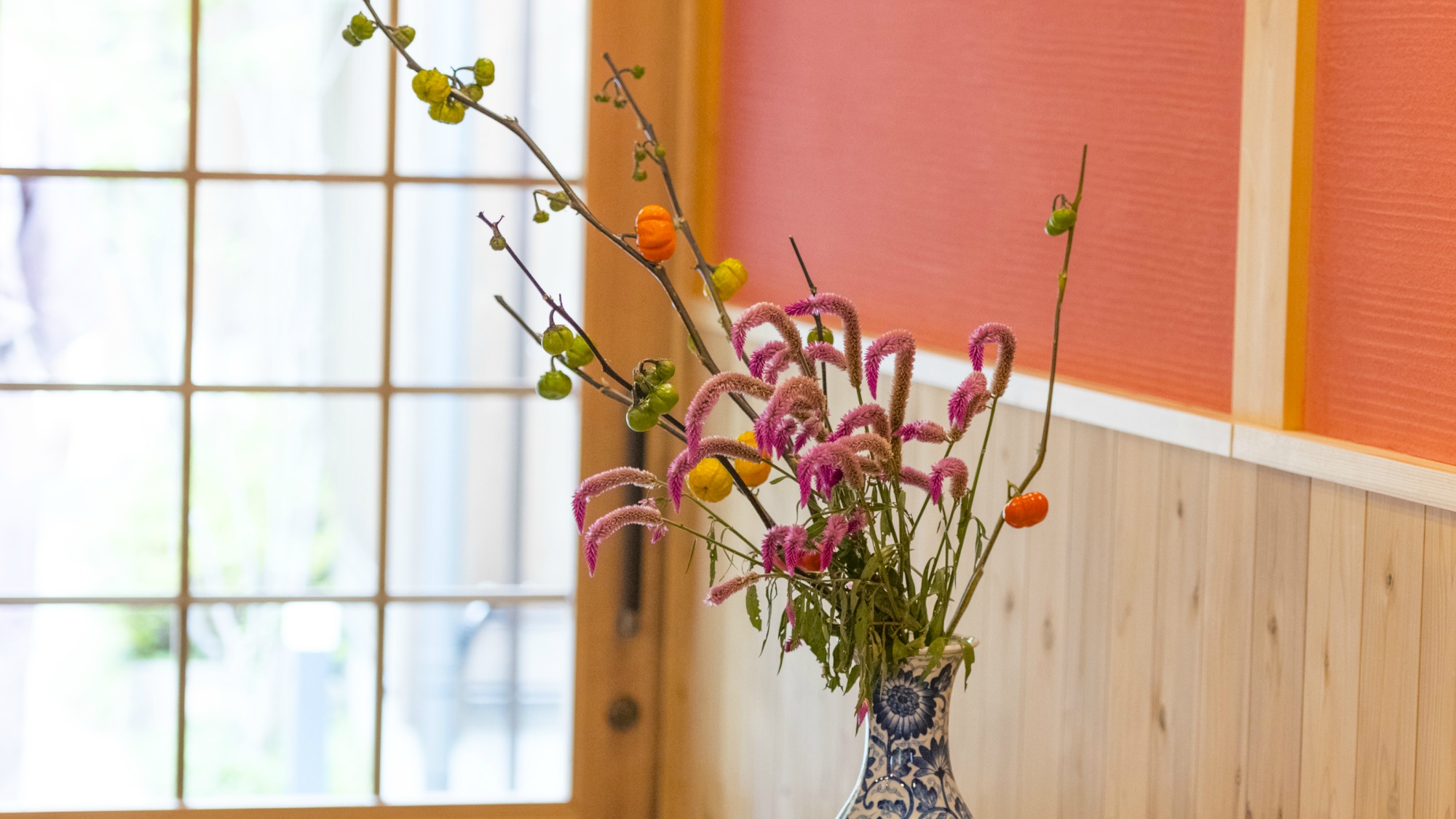 ロビーでは季節の花々がお出迎え。