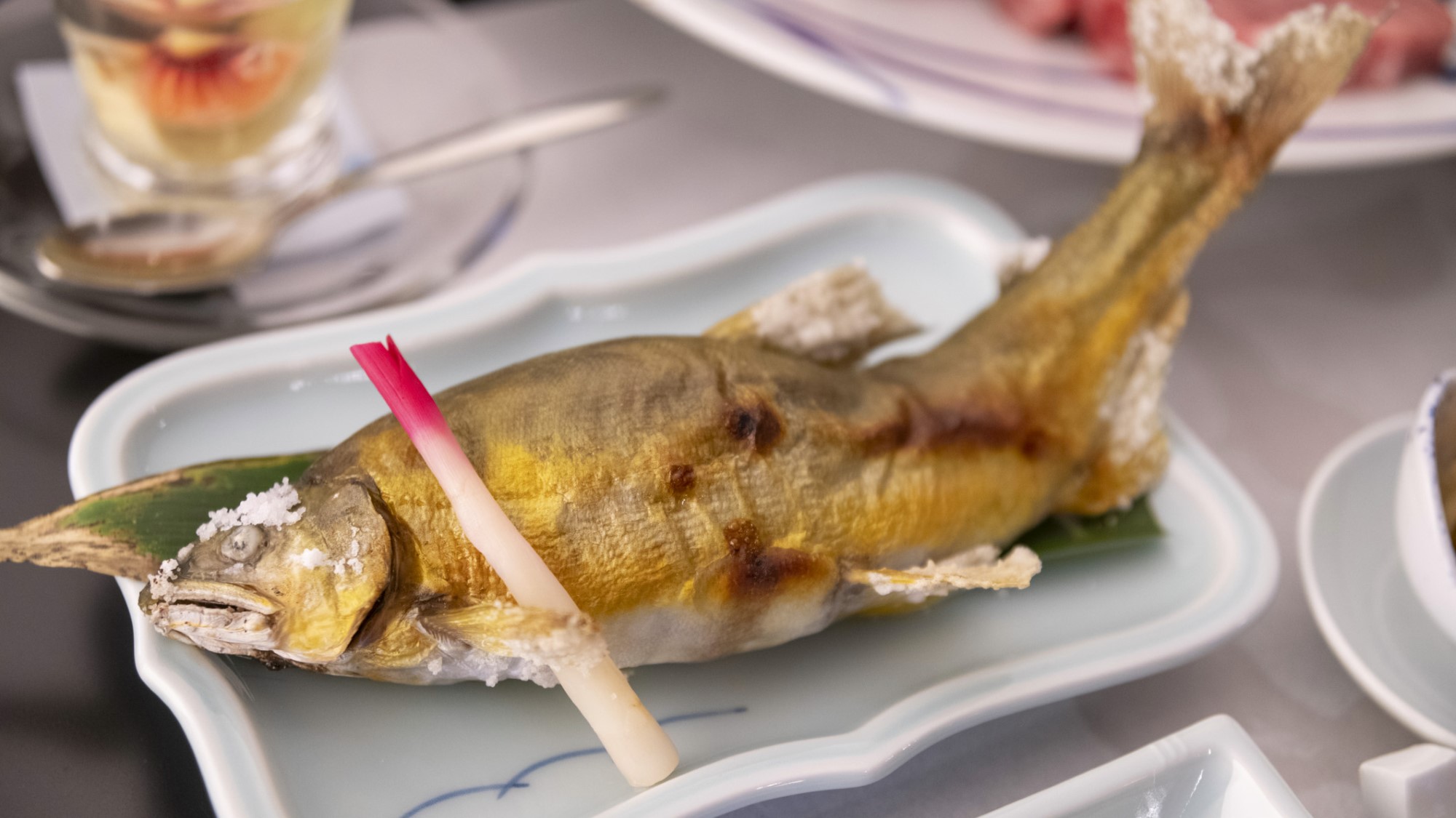 ご夕食一例：十津川の清流で育った鮎は、ふっくらとした身肉と香ばしさが相まって品の良い贅沢な味わい。