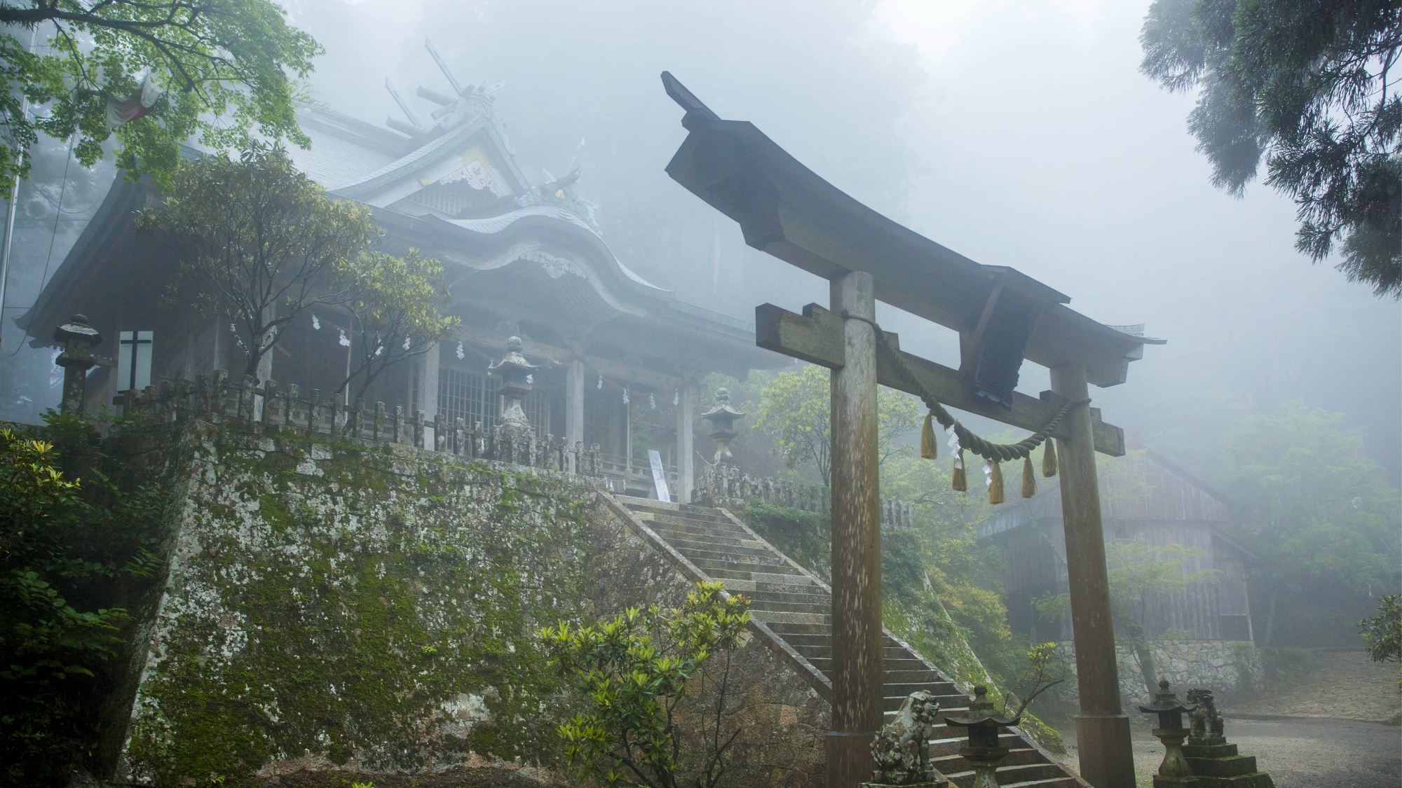 【玉置神社】役行者や弘法大師も修行に立ち寄ったと言われ、世界遺産の大峯奥駈道の行場でもある。