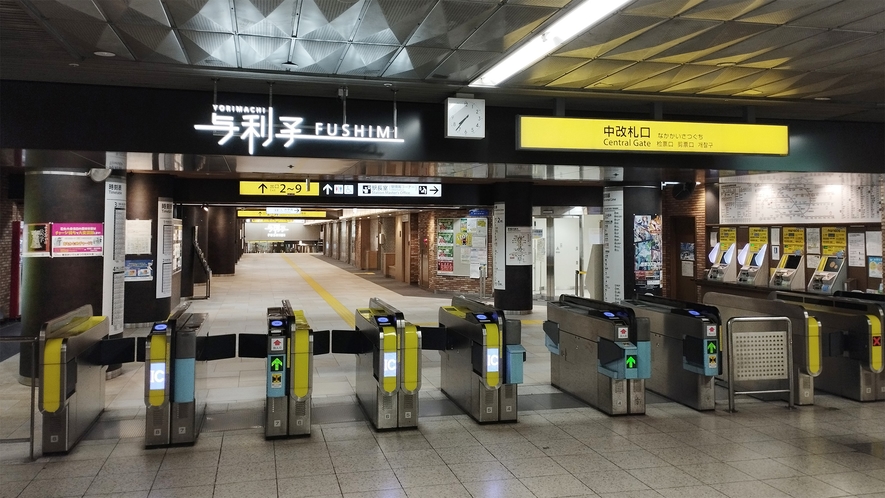 ①名古屋市営地下鉄伏見駅の【中改札口】を出て直進します。