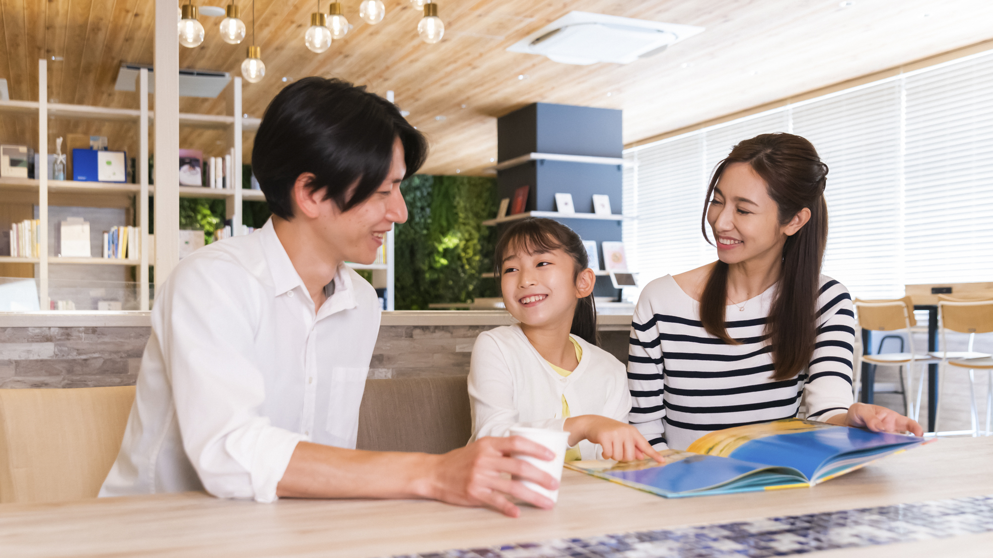 【ライブラリーカフェ】開放的な空間で家族でのゆっくりゆったりした時間をお過ごしいただけます。